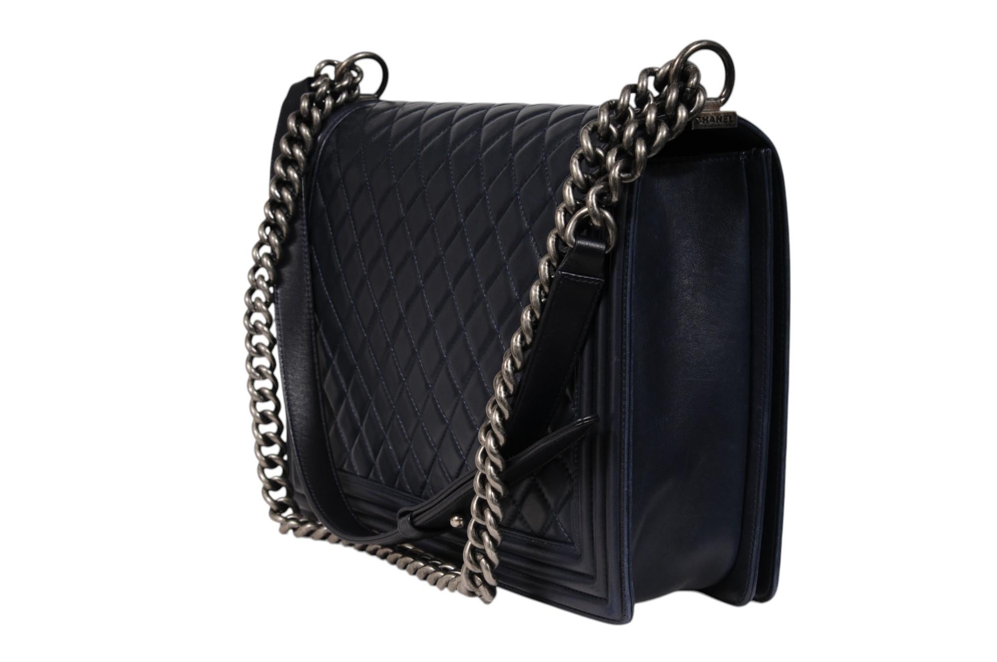Chanel Große Junge Tasche Klappe Gesteppte Lammfell Marineblau Leder CC Logo Crossbody im Zustand „Hervorragend“ im Angebot in North Miami, FL