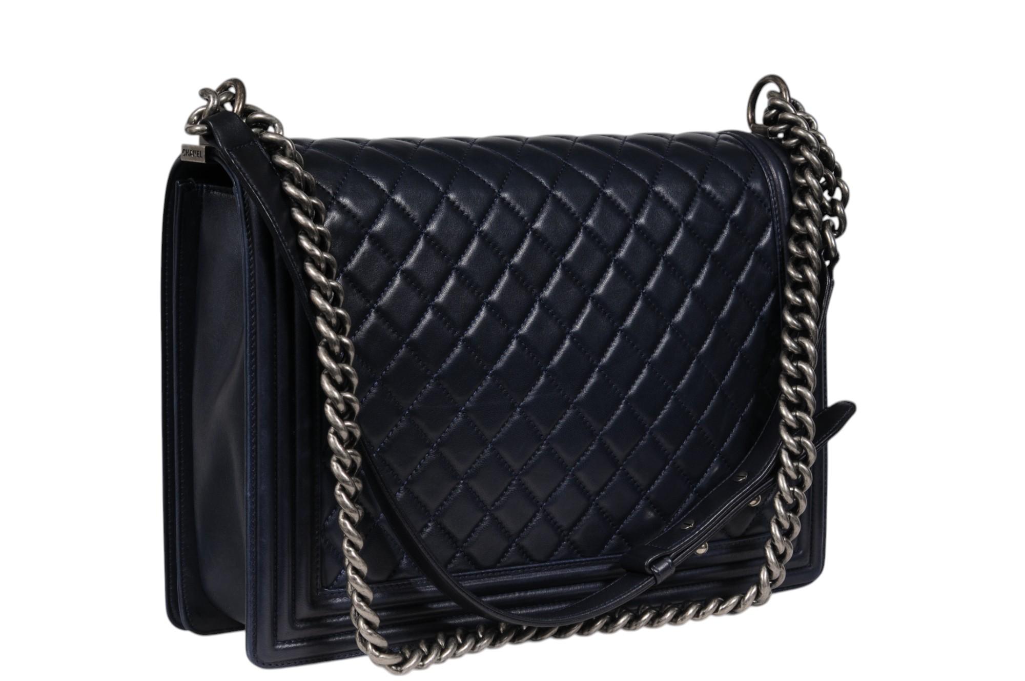 Chanel Große Junge Tasche Klappe Gesteppte Lammfell Marineblau Leder CC Logo Crossbody Damen im Angebot