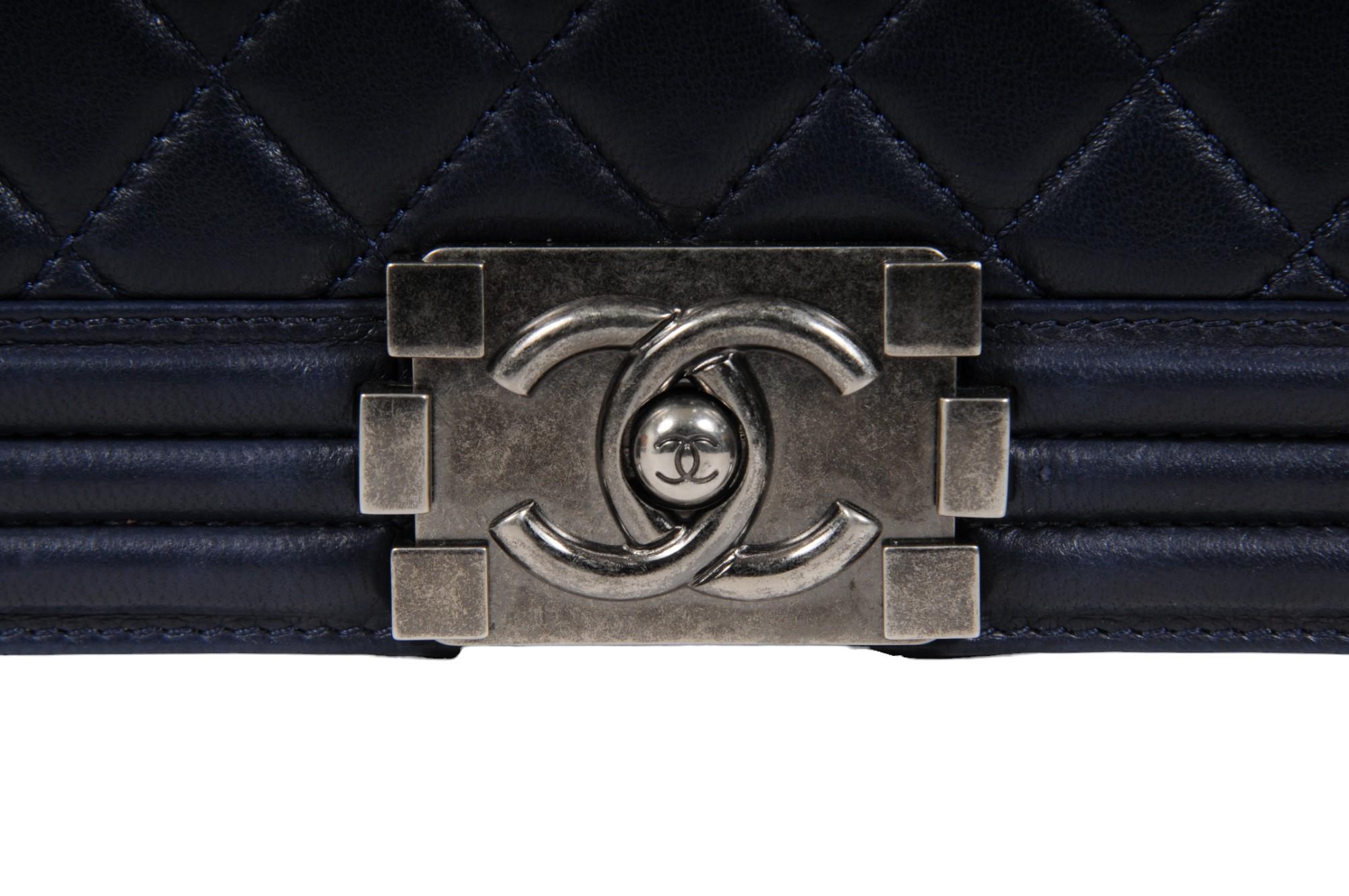 Chanel Große Junge Tasche Klappe Gesteppte Lammfell Marineblau Leder CC Logo Crossbody im Angebot 2