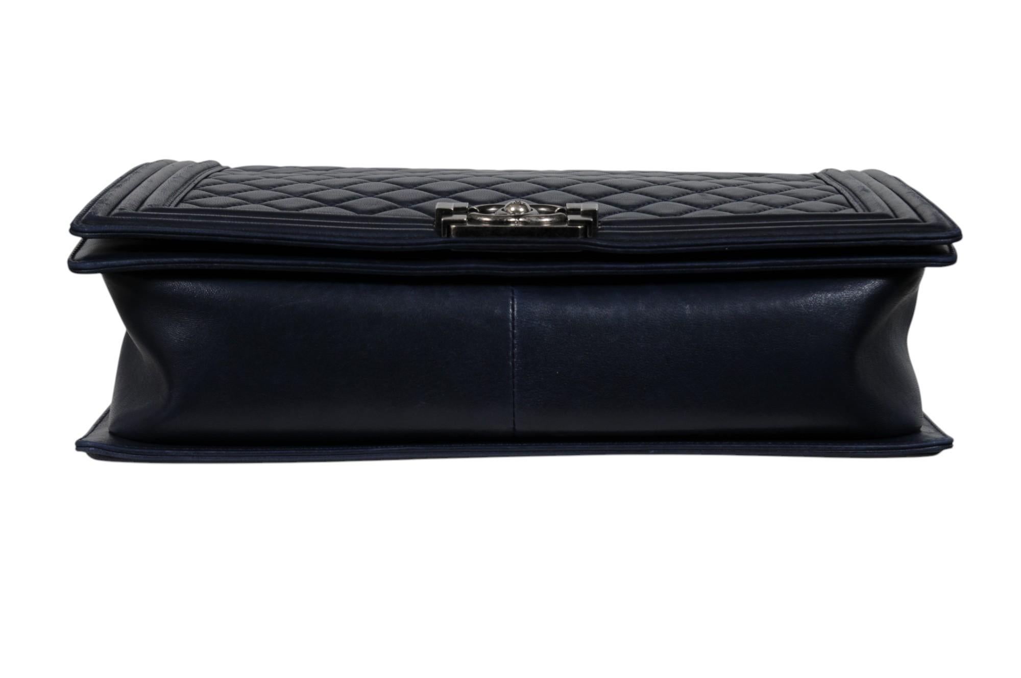 Chanel Große Junge Tasche Klappe Gesteppte Lammfell Marineblau Leder CC Logo Crossbody im Angebot 3