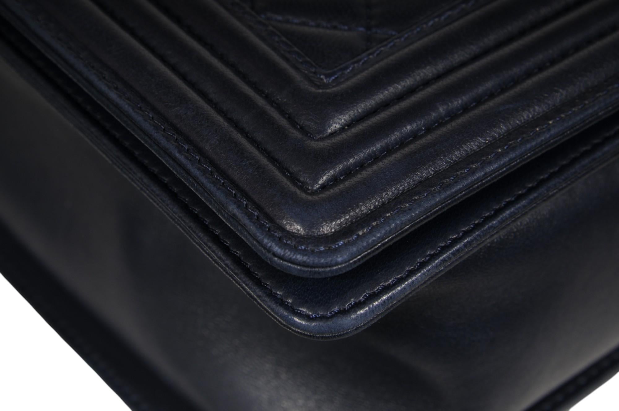 Chanel Große Junge Tasche Klappe Gesteppte Lammfell Marineblau Leder CC Logo Crossbody im Angebot 4