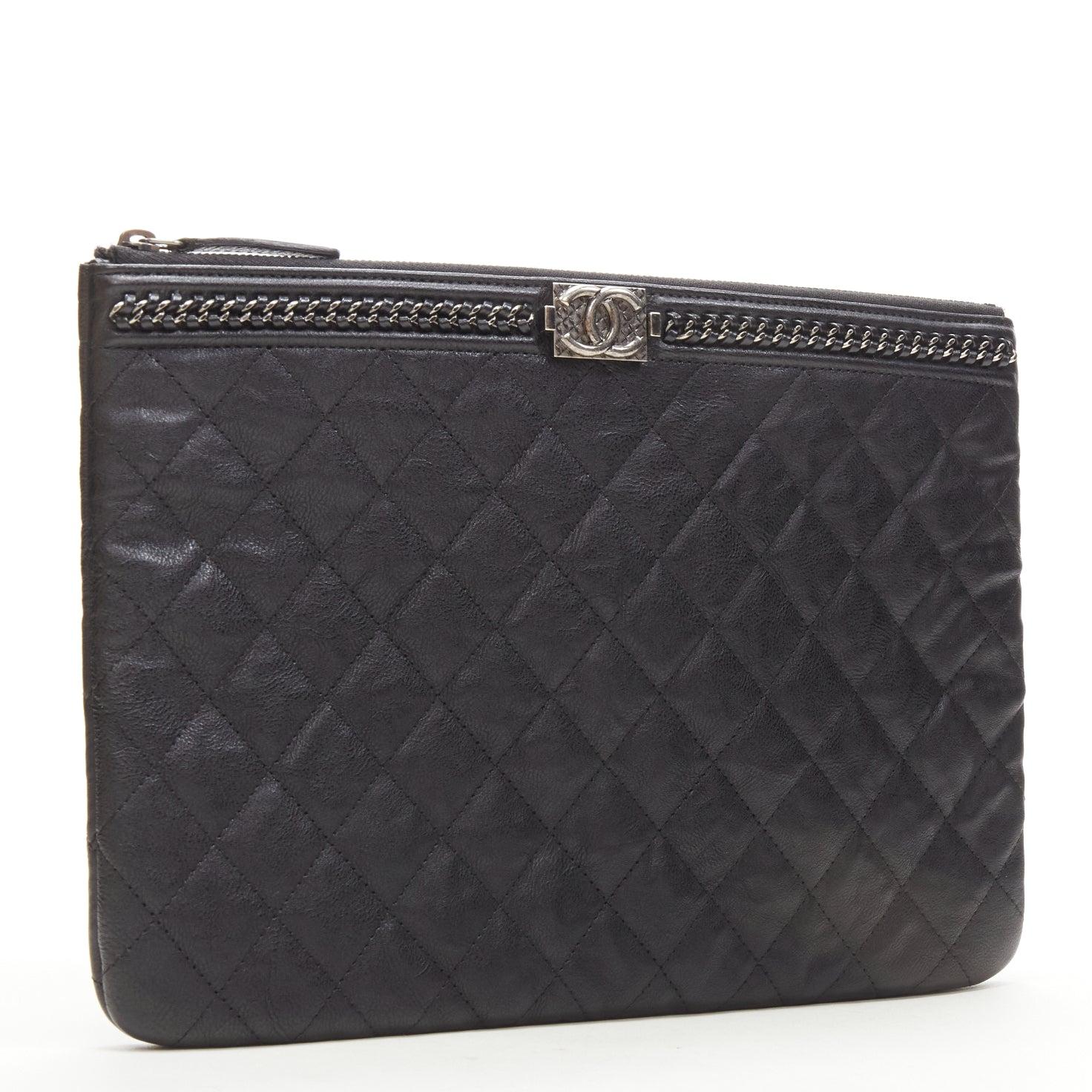 CHANEL Large Boy O Case black quilted leather chain trim flat pouch clutch bag
Reference: TGAS/C01209
Brand: Chanel
Designer: Karl Lagerfeld
Model: O Case
Material: Leather
Color: Black, Silver
Pattern: Solid
Closure: Zip
Lining: Nylon
Extra