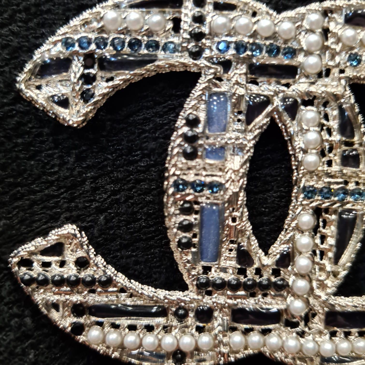 CHANEL Large Brooch With Pearl And Rhinestones In New Condition In Paris, FR