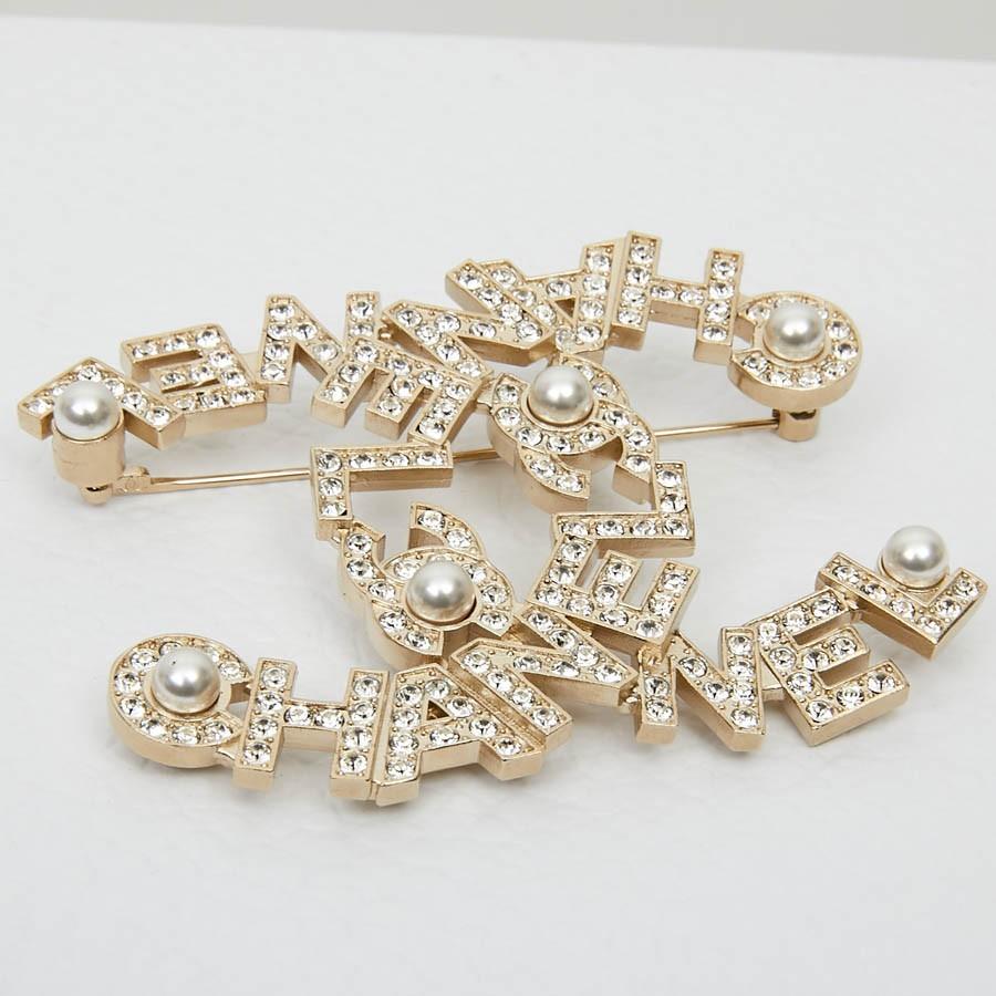Superb CHANEL large CC brooch in golden metal fully set with rhinestones and pearly pearls. 
Jewel never worn. Made in France.
Dimension: 7 x 5.4 cm
Cryptogram on the back - year 2020.

Will be delivered in a non-original dustbag.