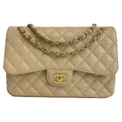 CHANEL - Grand sac à bandoulière à double rabat en cuir caviar brun clair CC