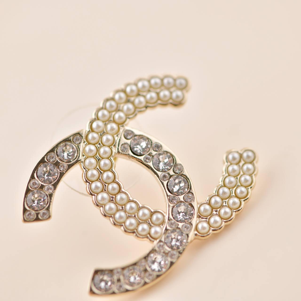 Chanel Großer CC Kristall-Perlen-Ohrring im Zustand „Hervorragend“ in Banbury, GB