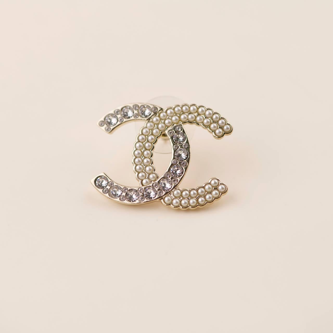 Chanel Großer CC Kristall-Perlen-Ohrring 1