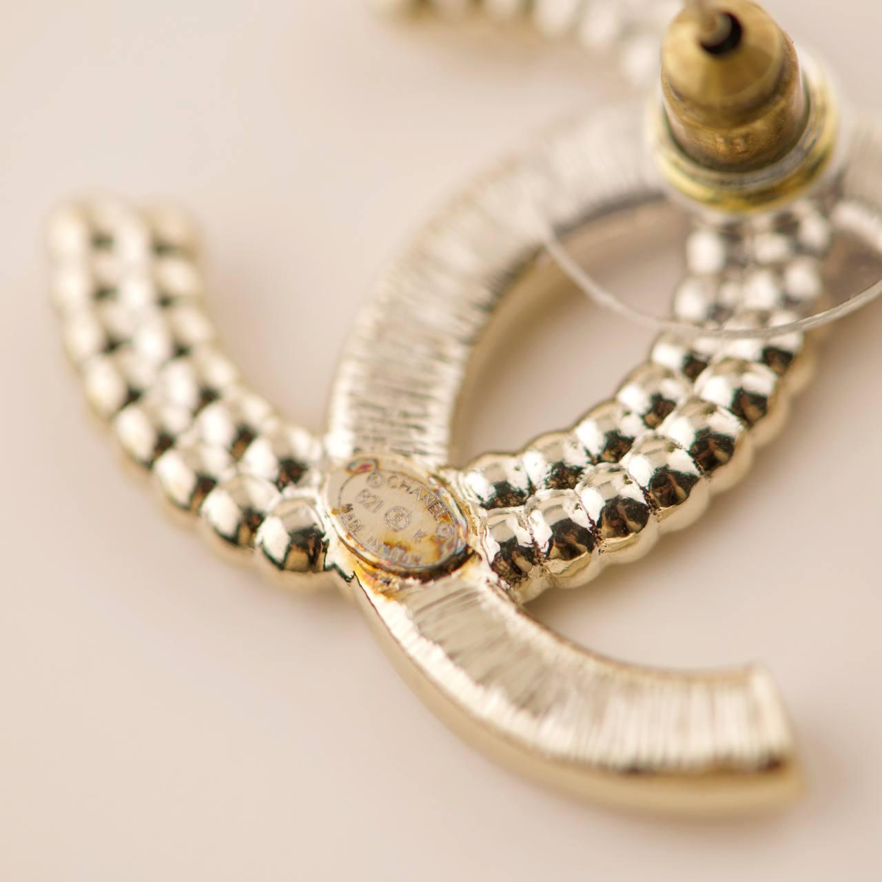Chanel Großer CC Kristall-Perlen-Ohrring 2