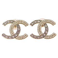 Chanel, grandes boucles d'oreilles CC en cristal perlé