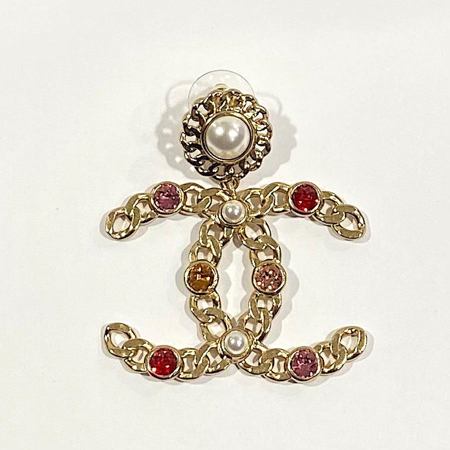 CHANEL Large CC Pendant Stud Earrings in Gilt Metal, pearls and Rhinestones.
Condition : never worn.
Made in France.
Size: 5.5 x 4.5cm

Will be delivered in a non-original dustbag.