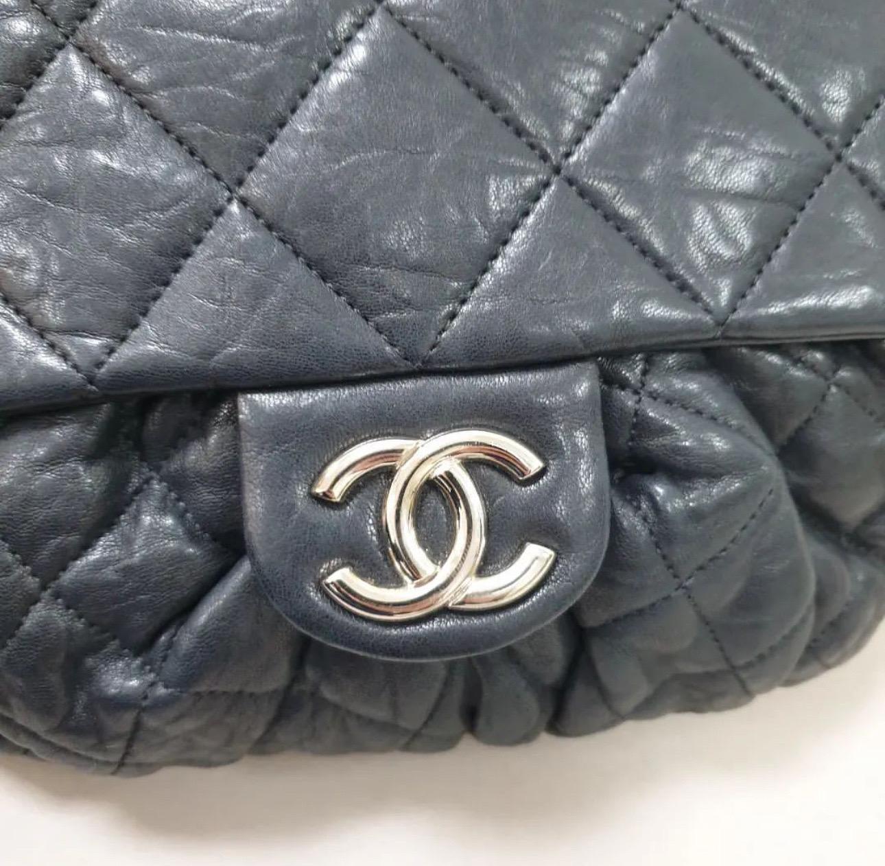 Chanel Große Tasche mit Kette umklappbar im Zustand „Gut“ in Krakow, PL