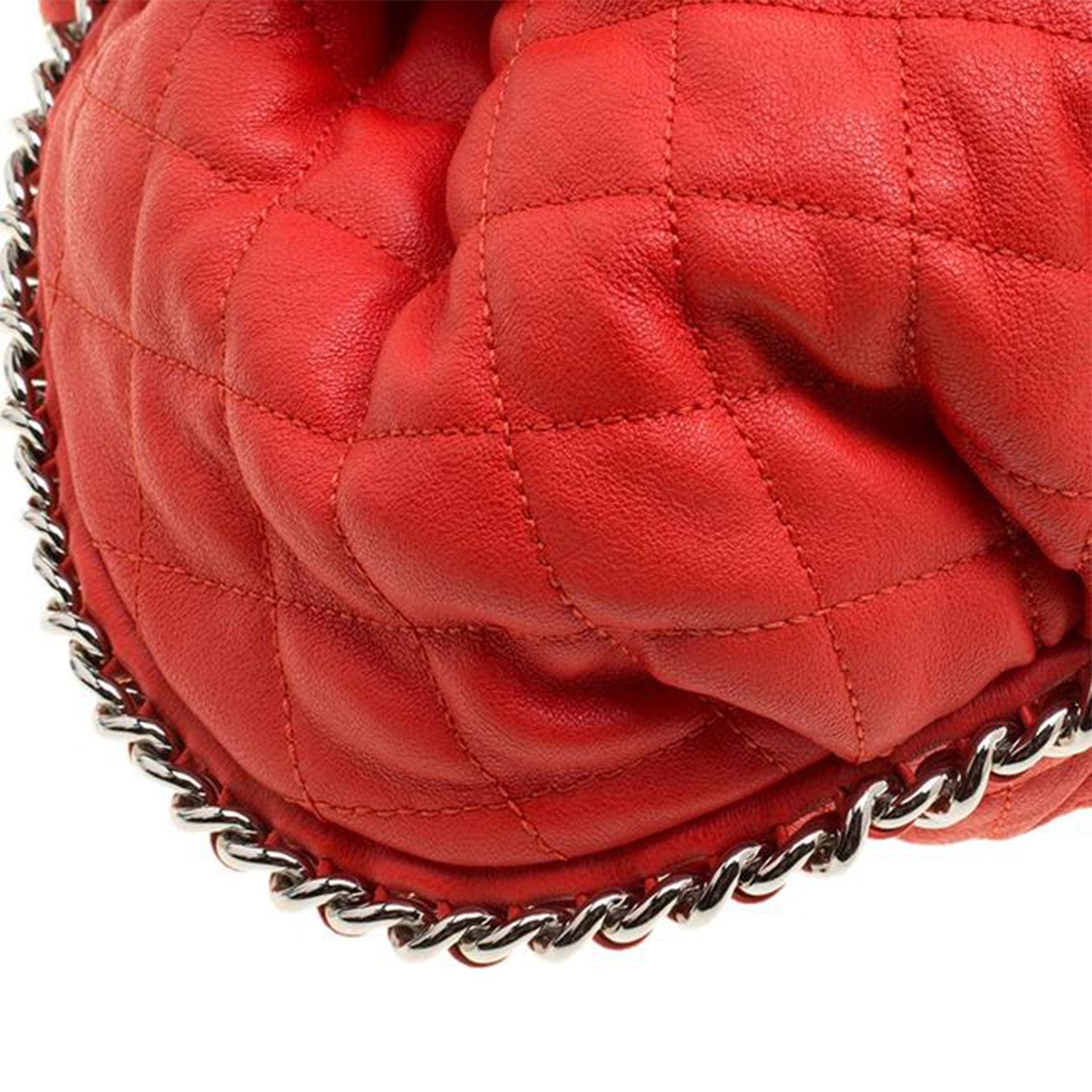 Borsa Chanel a catena grande intorno all'edizione limitata in pelle di vitello rossa incontaminata con pattina 5