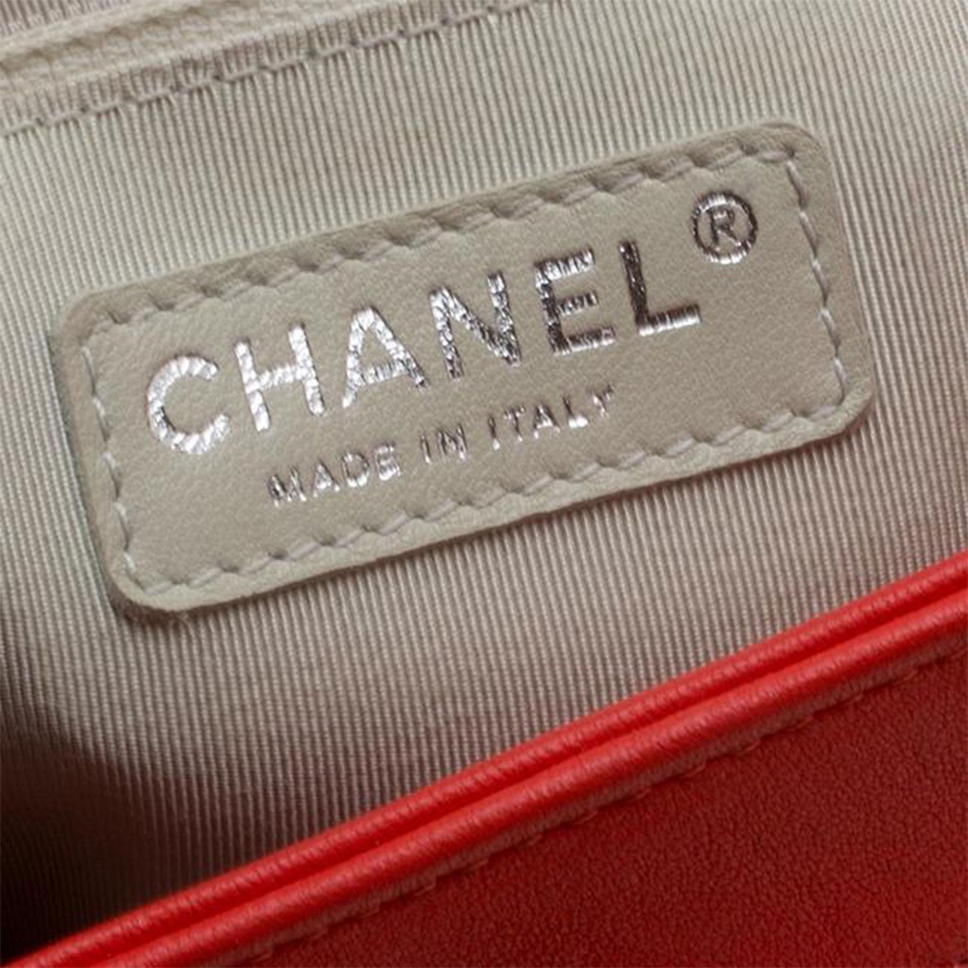 Borsa Chanel a catena grande intorno all'edizione limitata in pelle di vitello rossa incontaminata con pattina 4