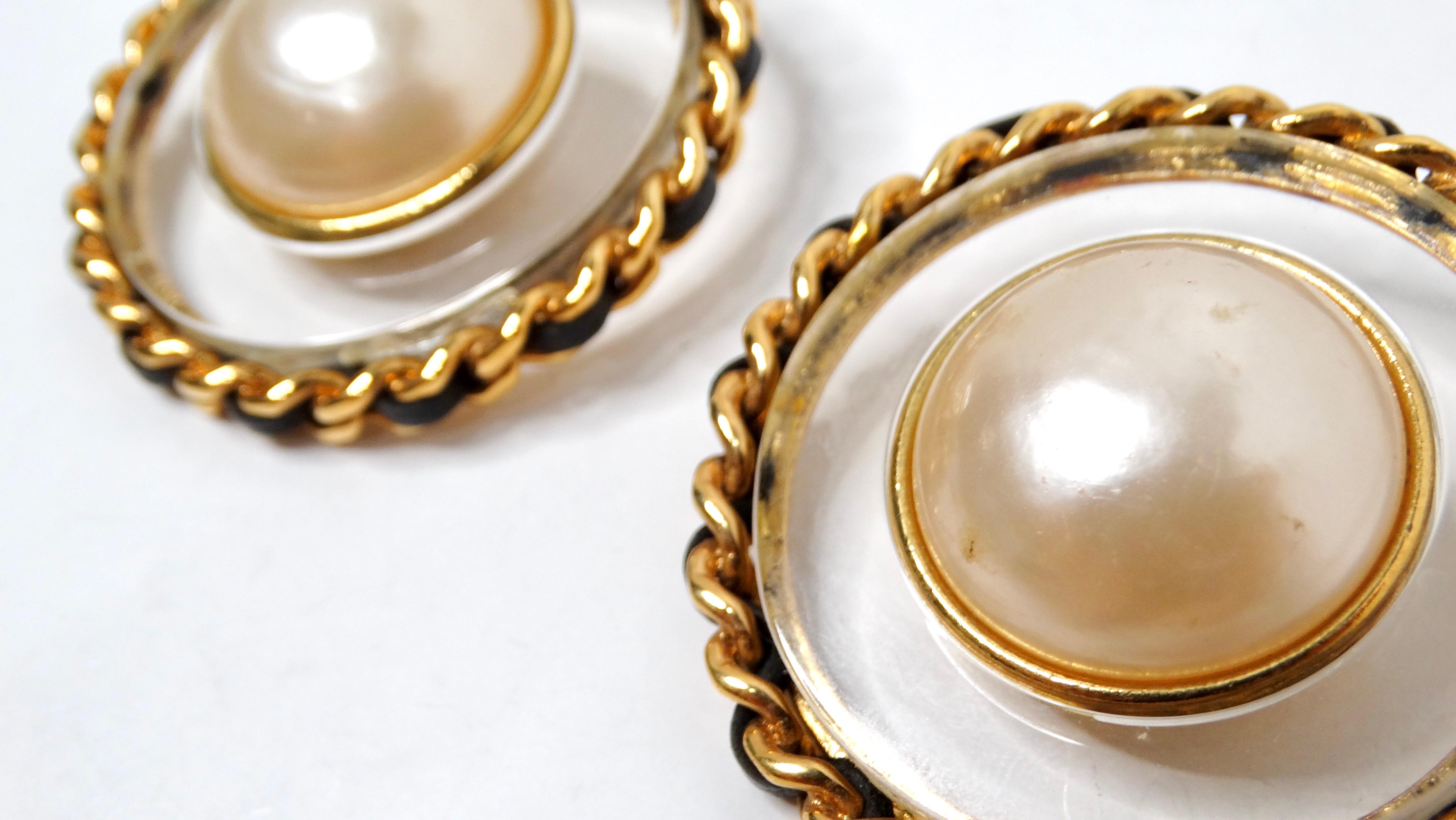 Chanel - Grandes boucles d'oreilles fantaisie à disque en résine et perles circa 1990 Bon état - En vente à Scottsdale, AZ