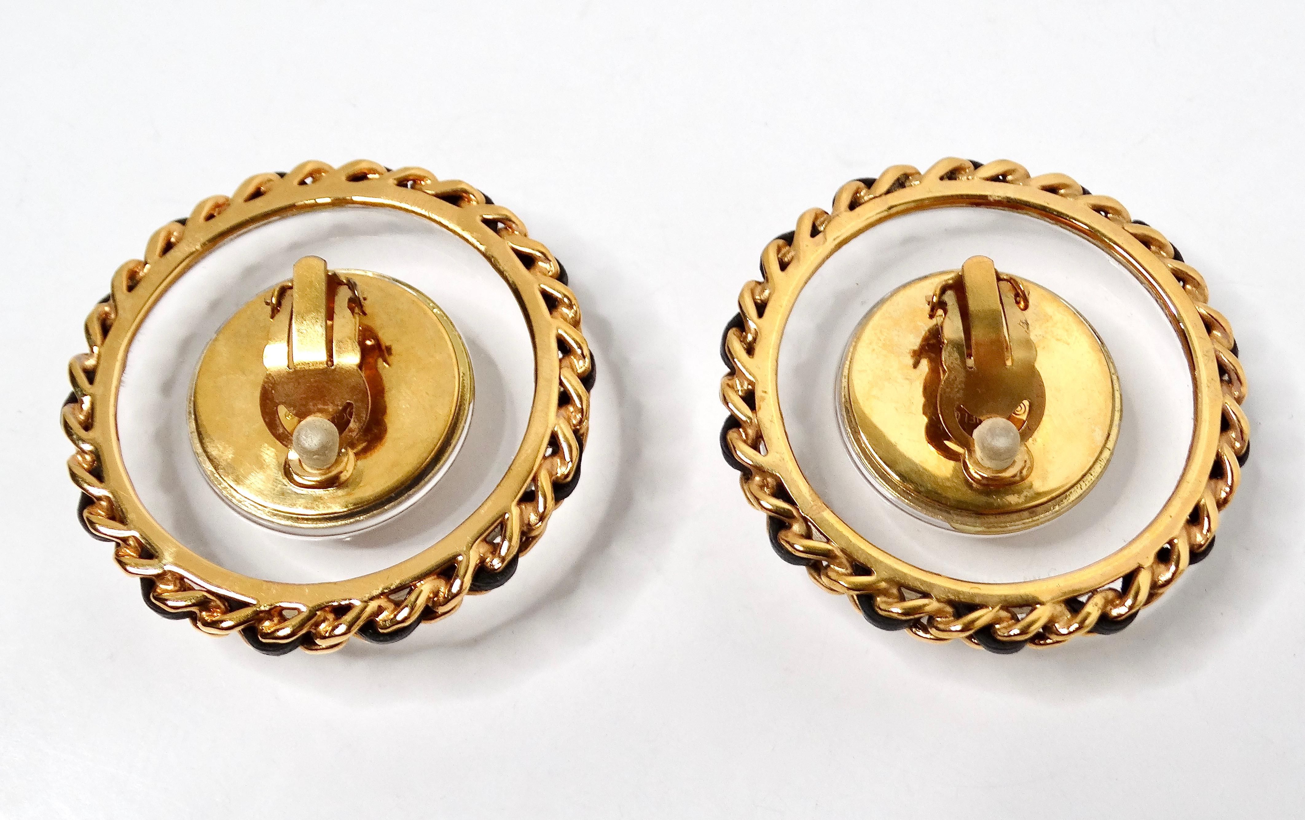 Chanel - Grandes boucles d'oreilles fantaisie à disque en résine et perles circa 1990 Pour femmes en vente