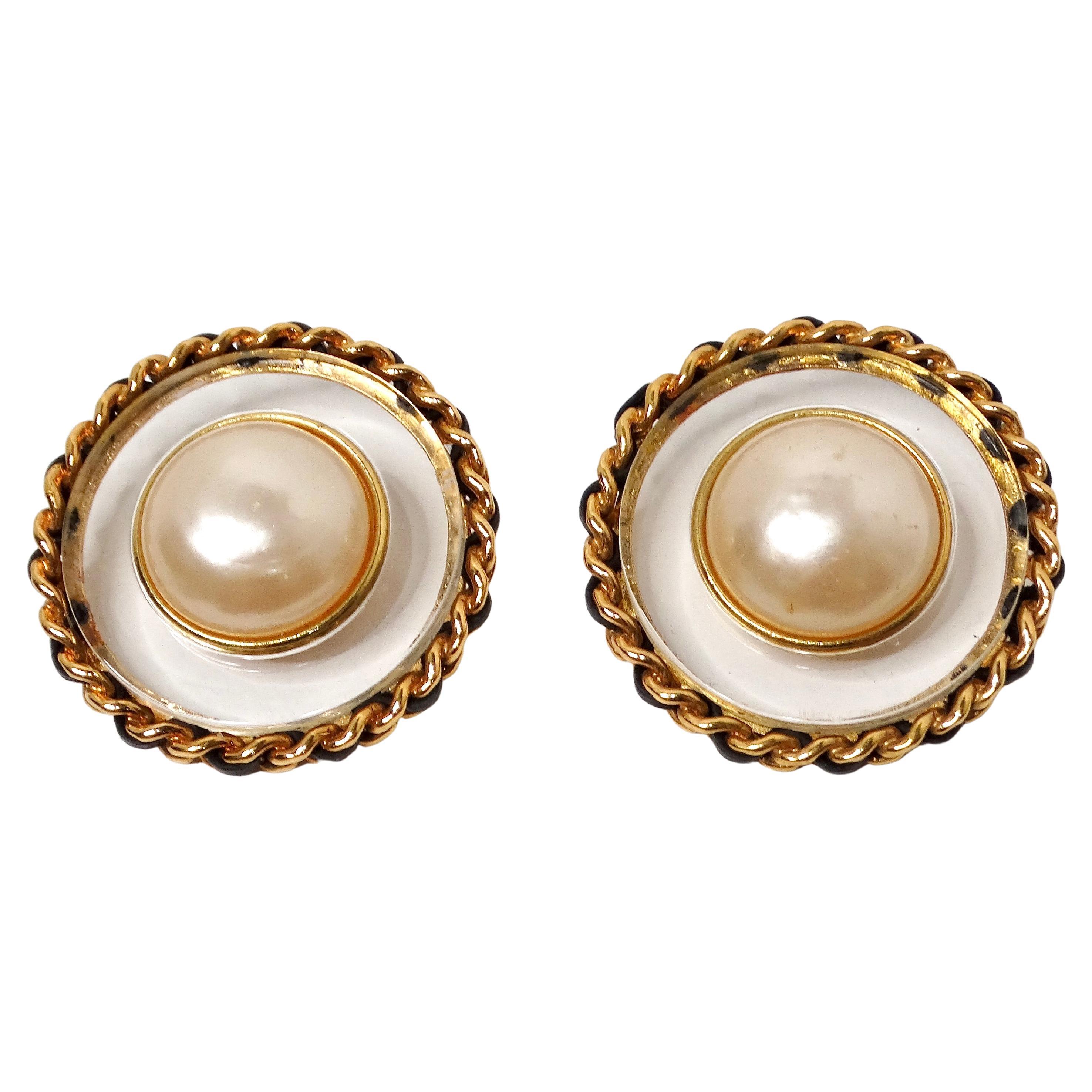 Chanel - Grandes boucles d'oreilles fantaisie à disque en résine et perles circa 1990 en vente