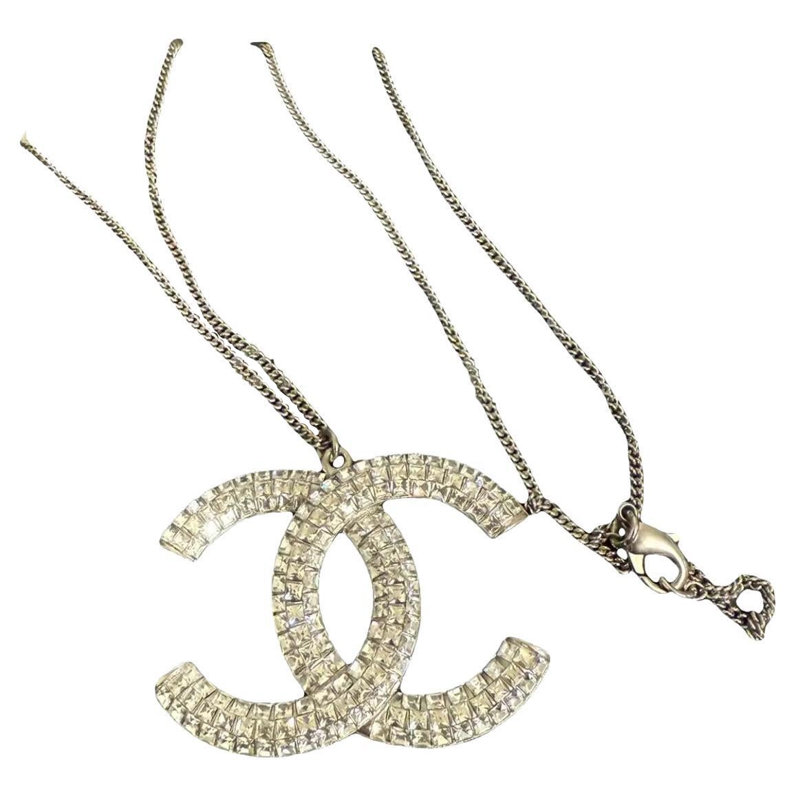 Chanel - Grand collier à pendentif CC en cristal