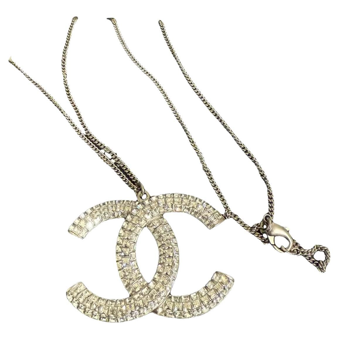 Collana Chanel con ciondolo grande in cristallo CC