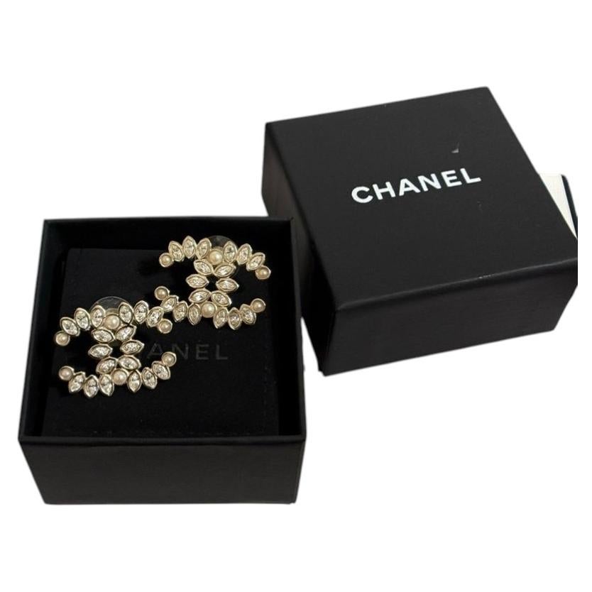 Chanel Große Ohrringe aus Kristall und Kunstperlen mit CC-Motiv in Gold im Angebot