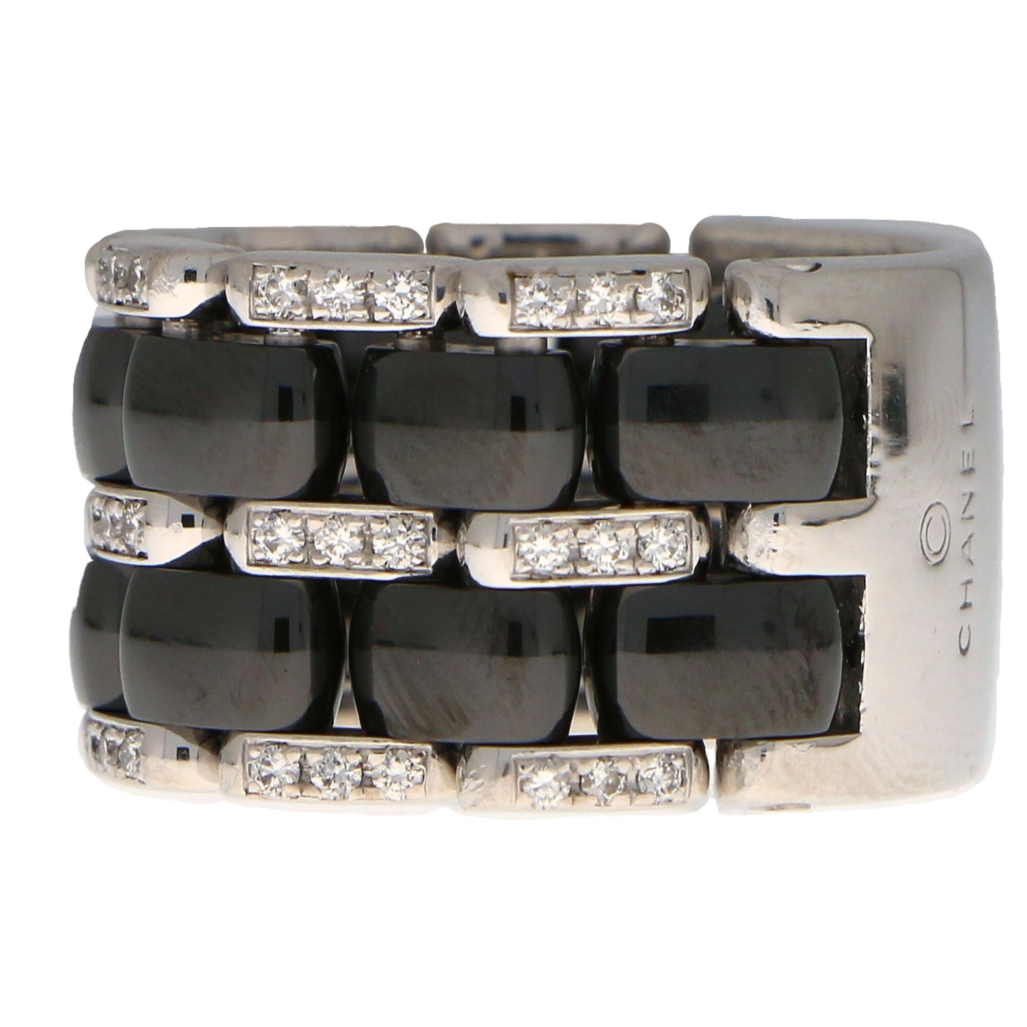 A lovely CHANEL diamond and ceramic flexible Ultra ring set in 18k white gold.

The ring is composed of five rows of alternating black ceramic and white gold links set with diamonds. These links are articulated and follow round to a solid white gold