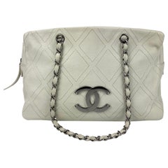 chanel diamond stitch tote Chanel Large Diamond Stitch Tote in White