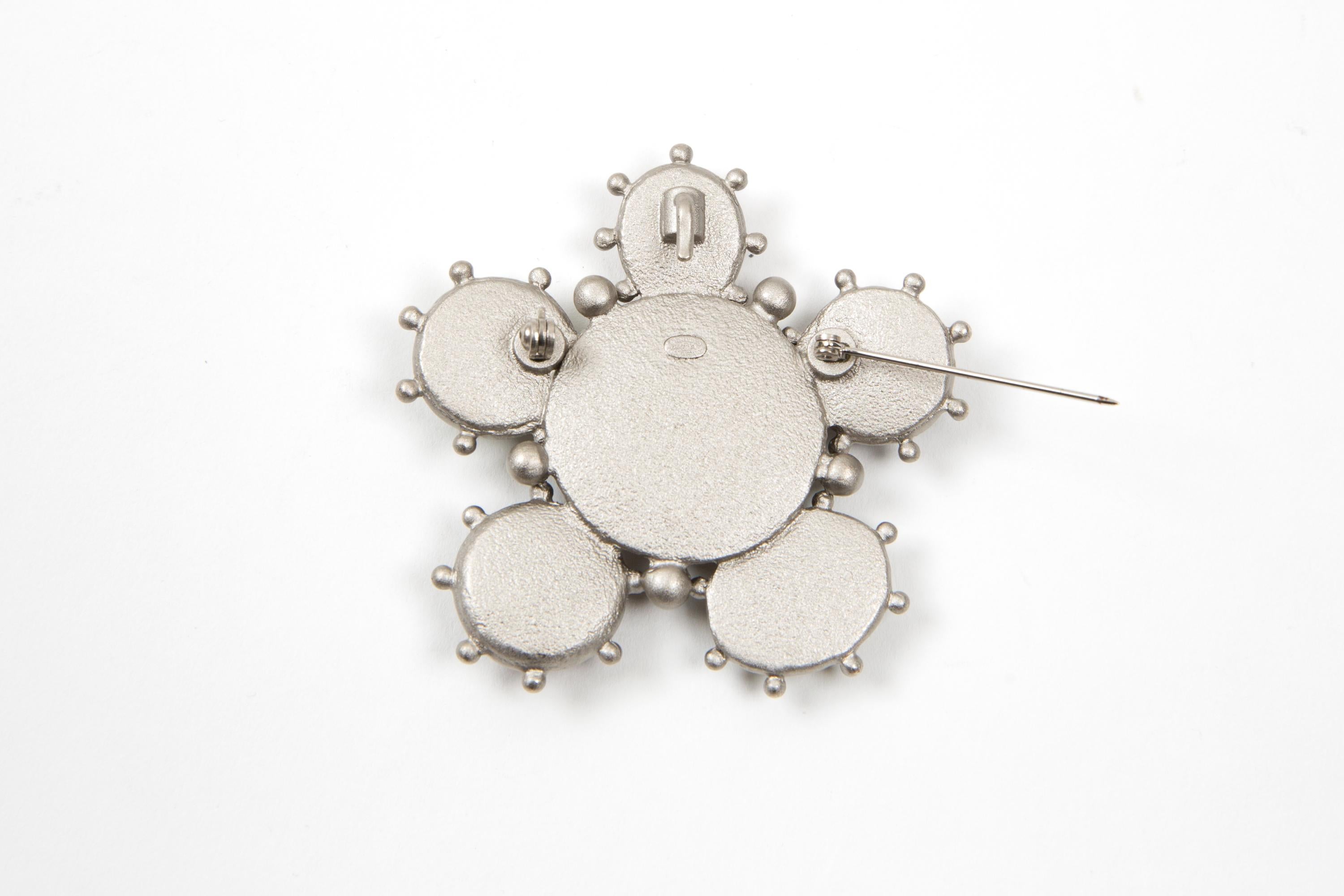 Chanel Broche grande CC embellecido en Bueno estado para la venta en Paris, FR