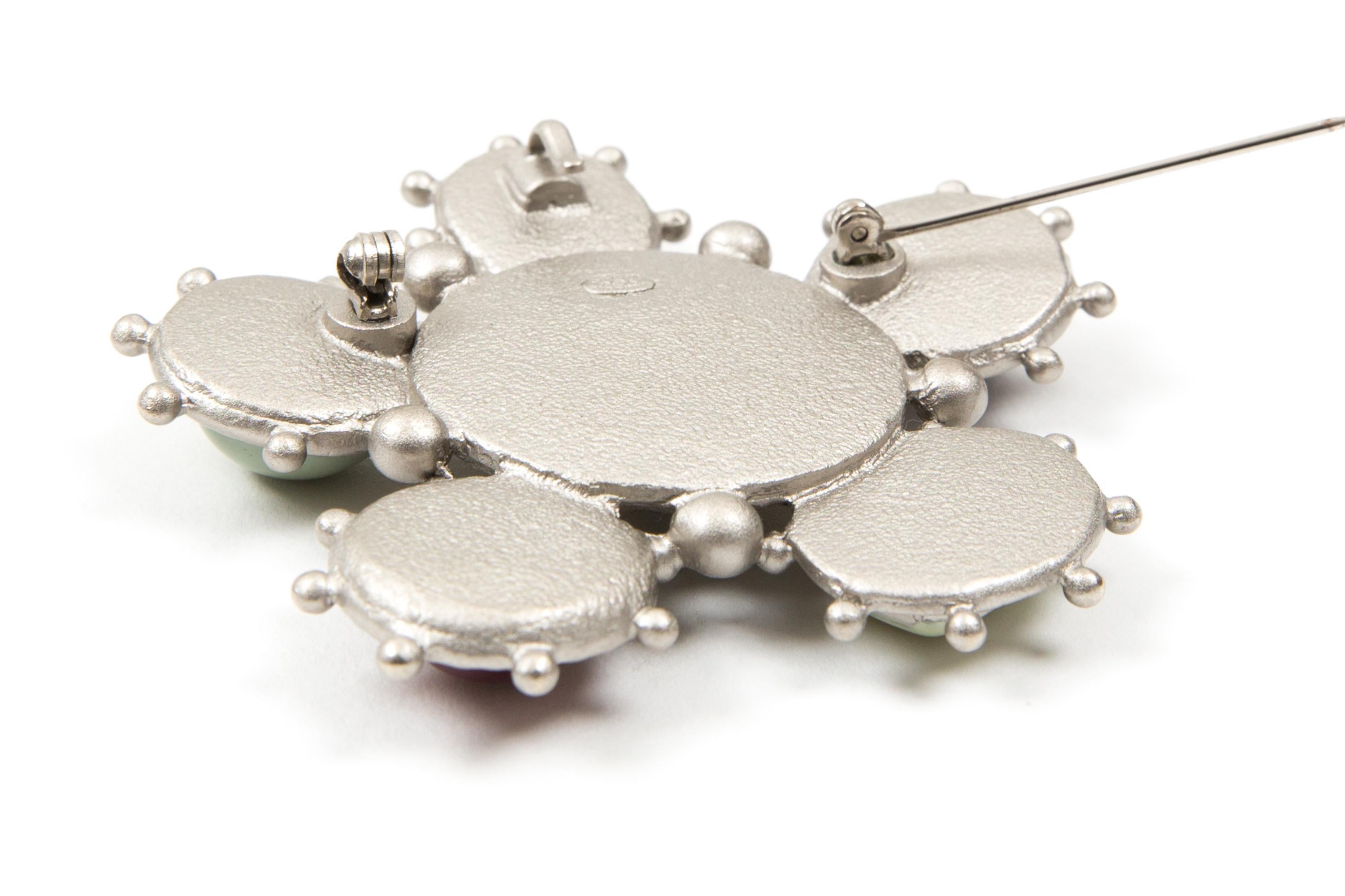 Chanel Broche grande CC embellecido en venta 1
