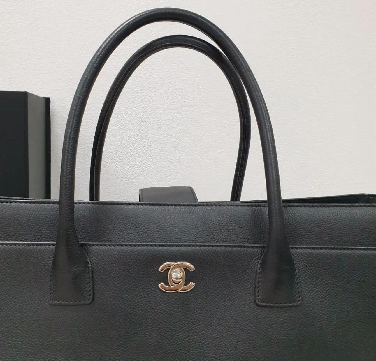 Eine authentische Executive Tragetasche  schwarz x silberne Hardware. Die Farbe ist schwarz x silberne Hardware. 

Das Außenmaterial ist Kalb. (Genarbtes Leder)

 Das Muster ist Executive. 

Dieser Artikel ist Contemporary.


Es gibt kleine