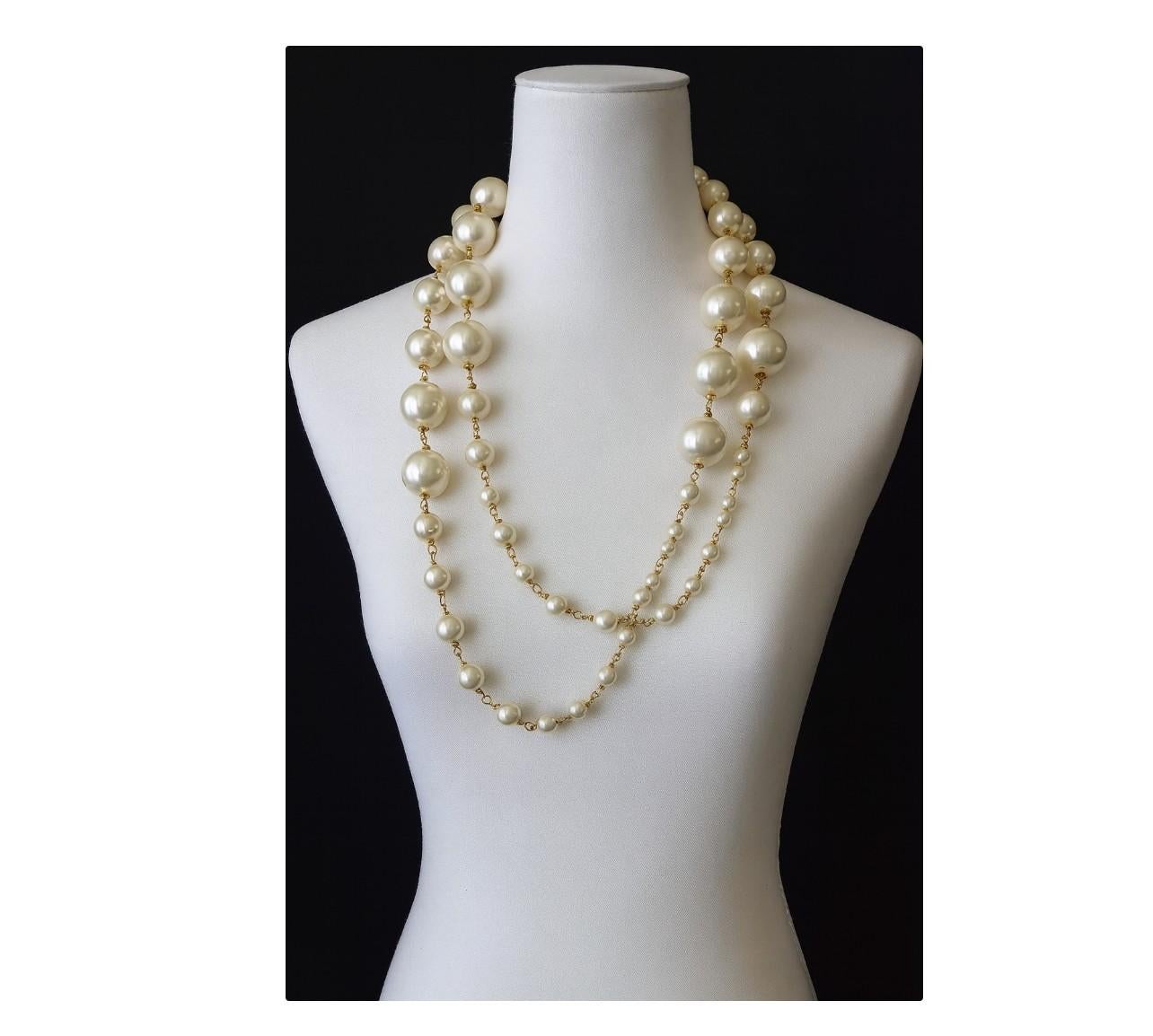 Chanel - Collana lunga con logo CC con perle finte grandi in vendita 7