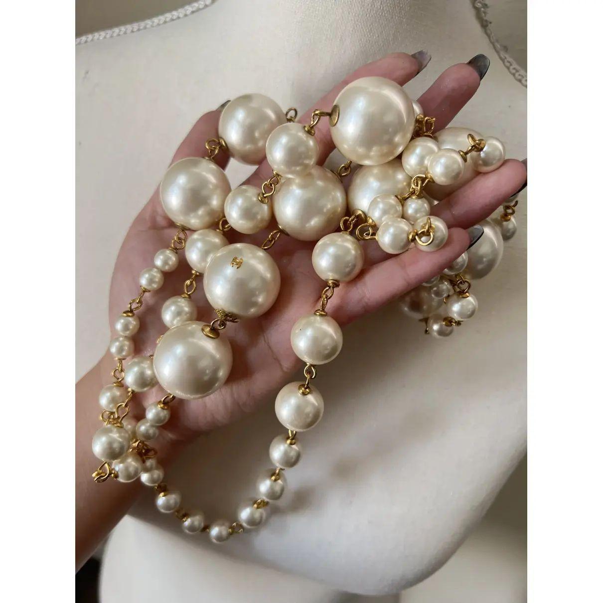 Chanel - Collana lunga con logo CC con perle finte grandi in vendita 2
