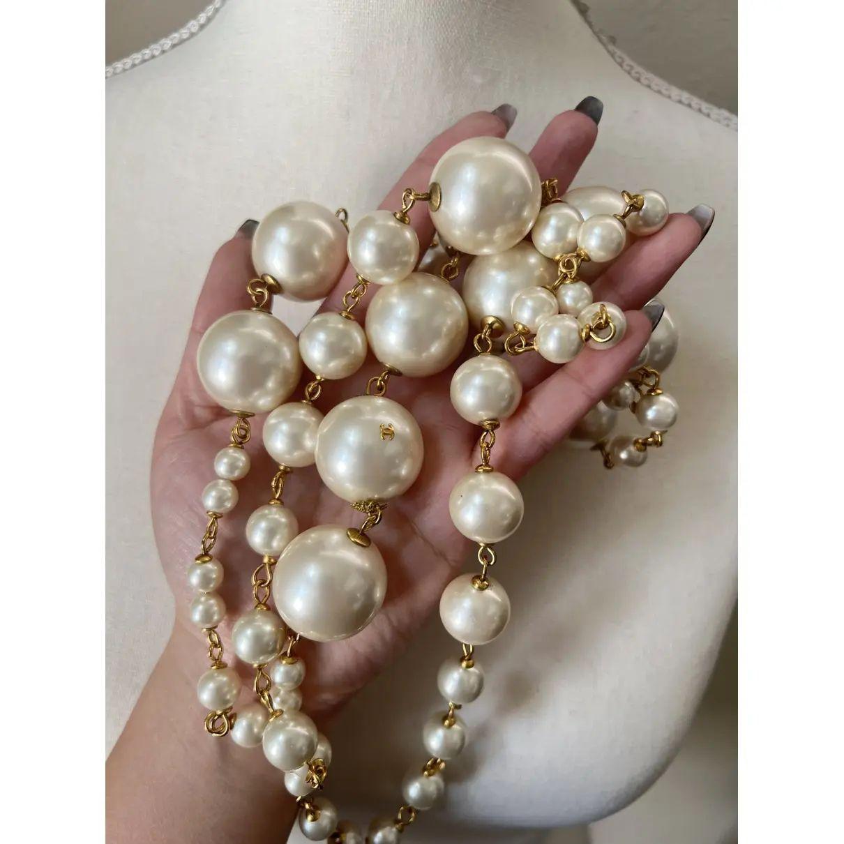 Chanel - Collana lunga con logo CC con perle finte grandi in vendita 3