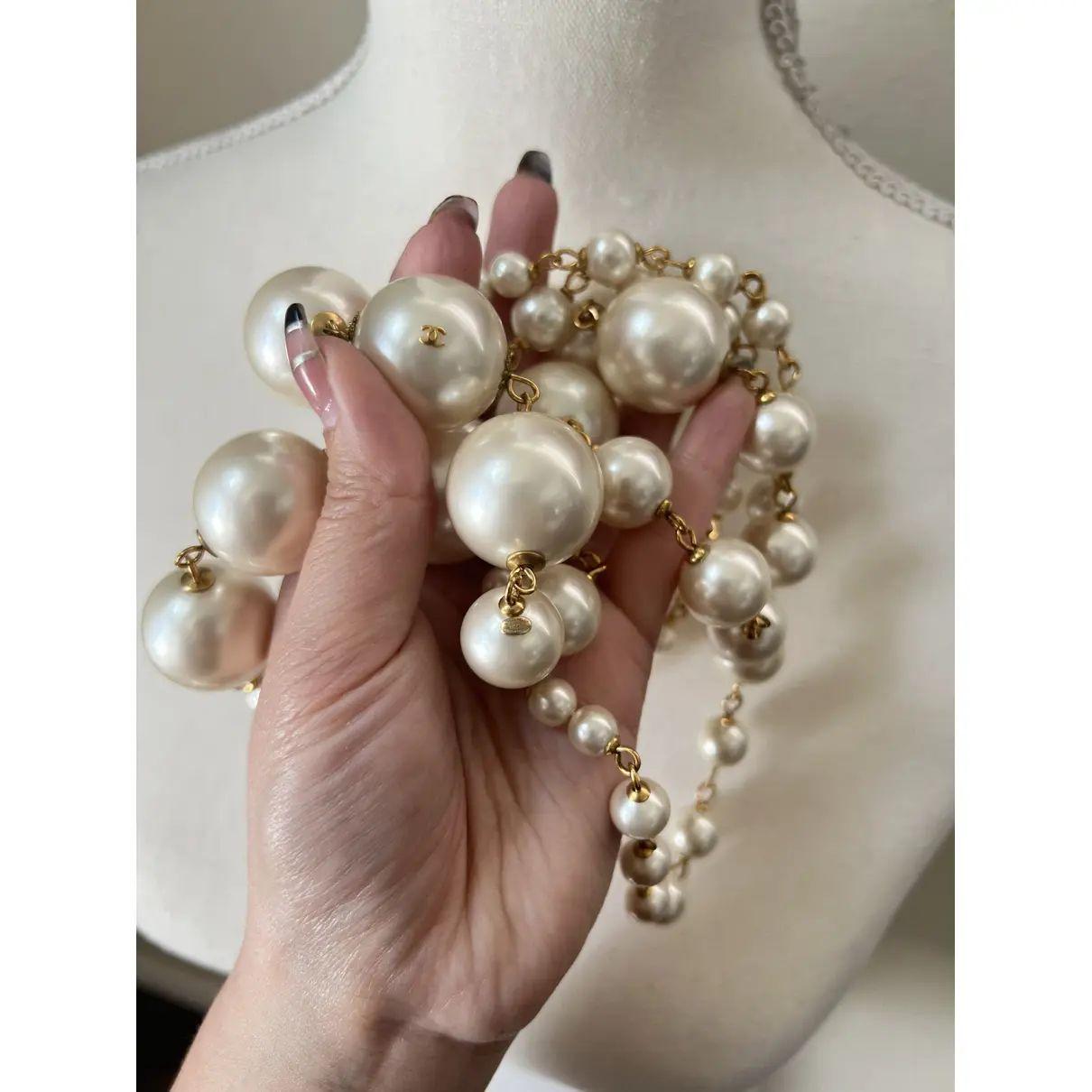 Chanel - Collana lunga con logo CC con perle finte grandi in vendita 5