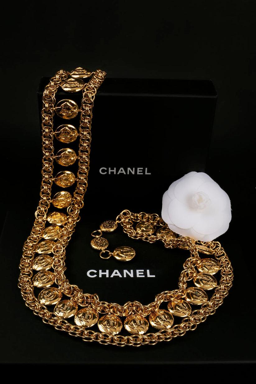 Chanel -(Made in France) Large gilded metal belt made of chain and medals. Signature on plate.

Additional information: 
Dimensions: Length: from 78 cm to 85 cm
Width: 5 cm
Condition: Very good condition
Seller Ref number: CCB165