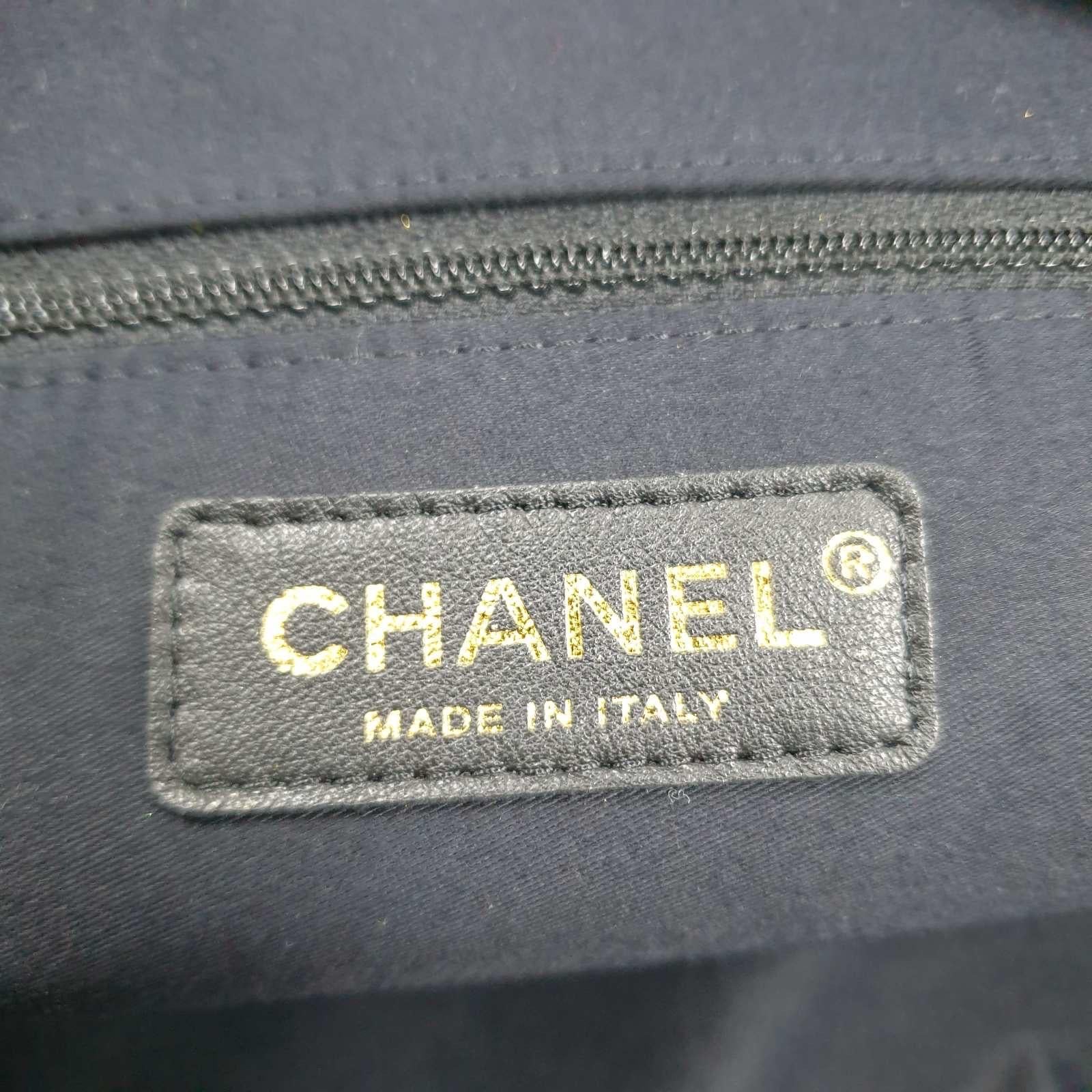 Chanel Große Mädchen-Ledertasche im Angebot 3