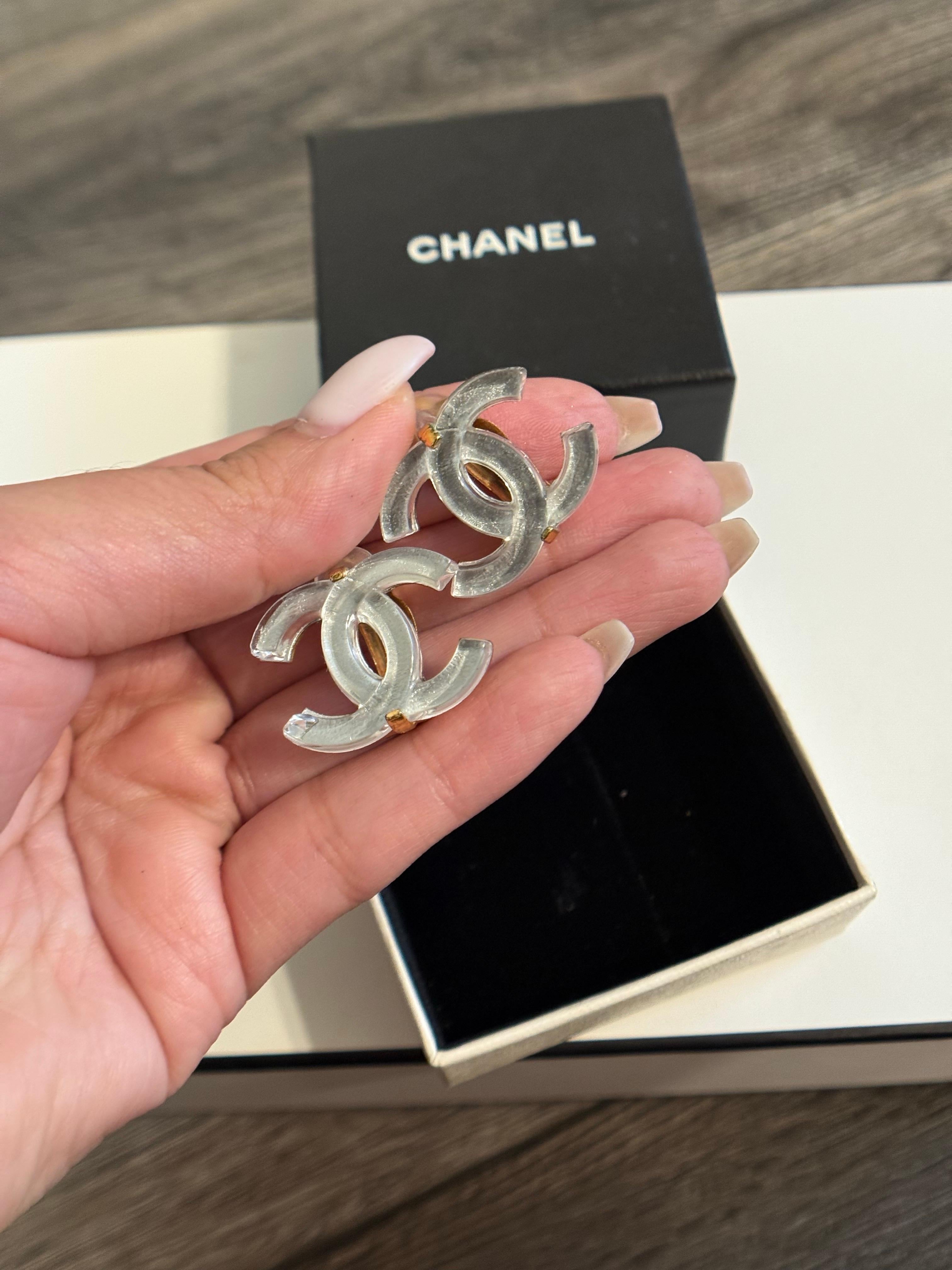 CHANEL Large Gold Acrylic CC Logo Statement Clip On Earrings For Sale 7