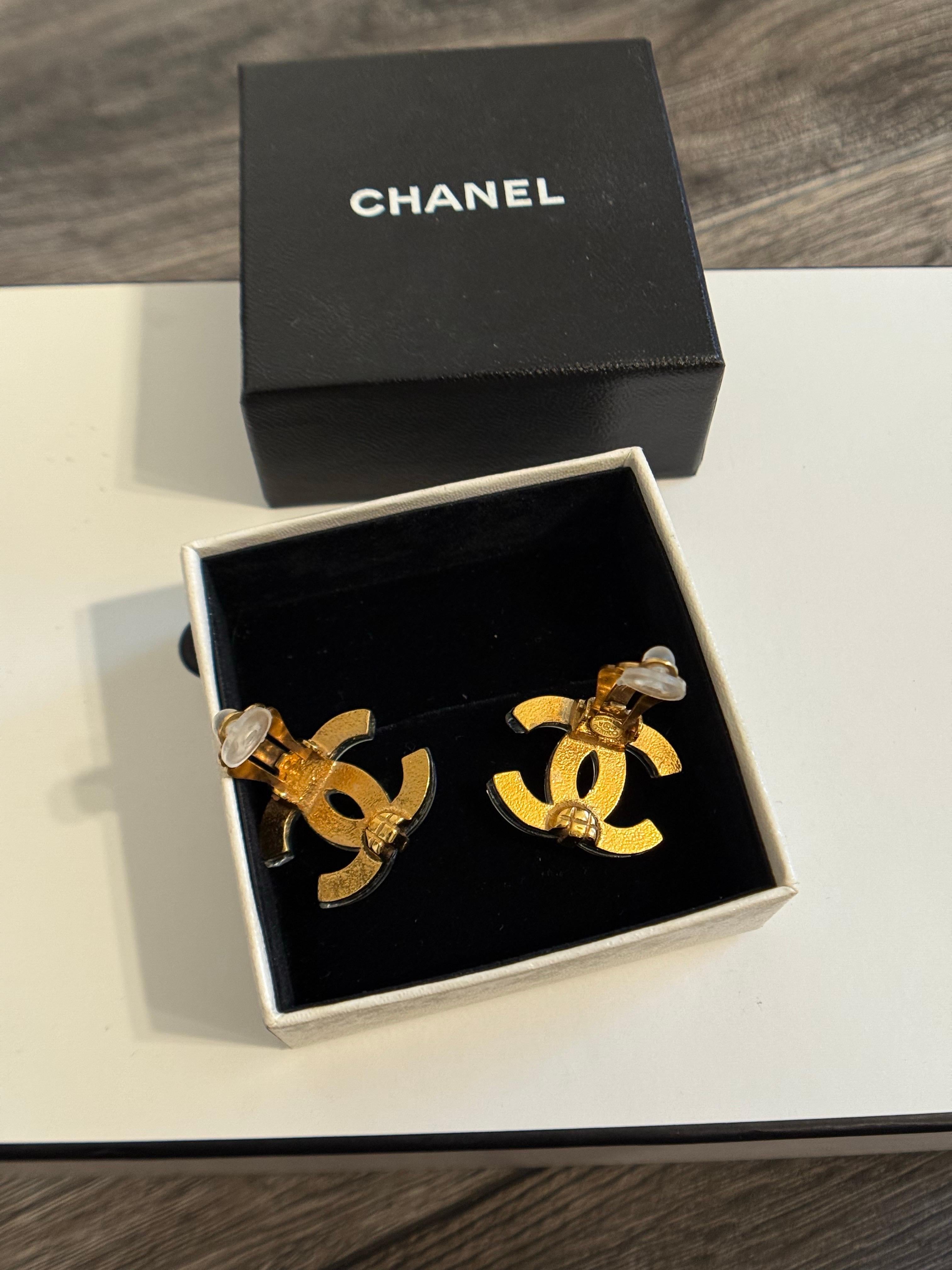 CHANEL Large Gold Acrylic CC Logo Statement Clip On Earrings For Sale 8