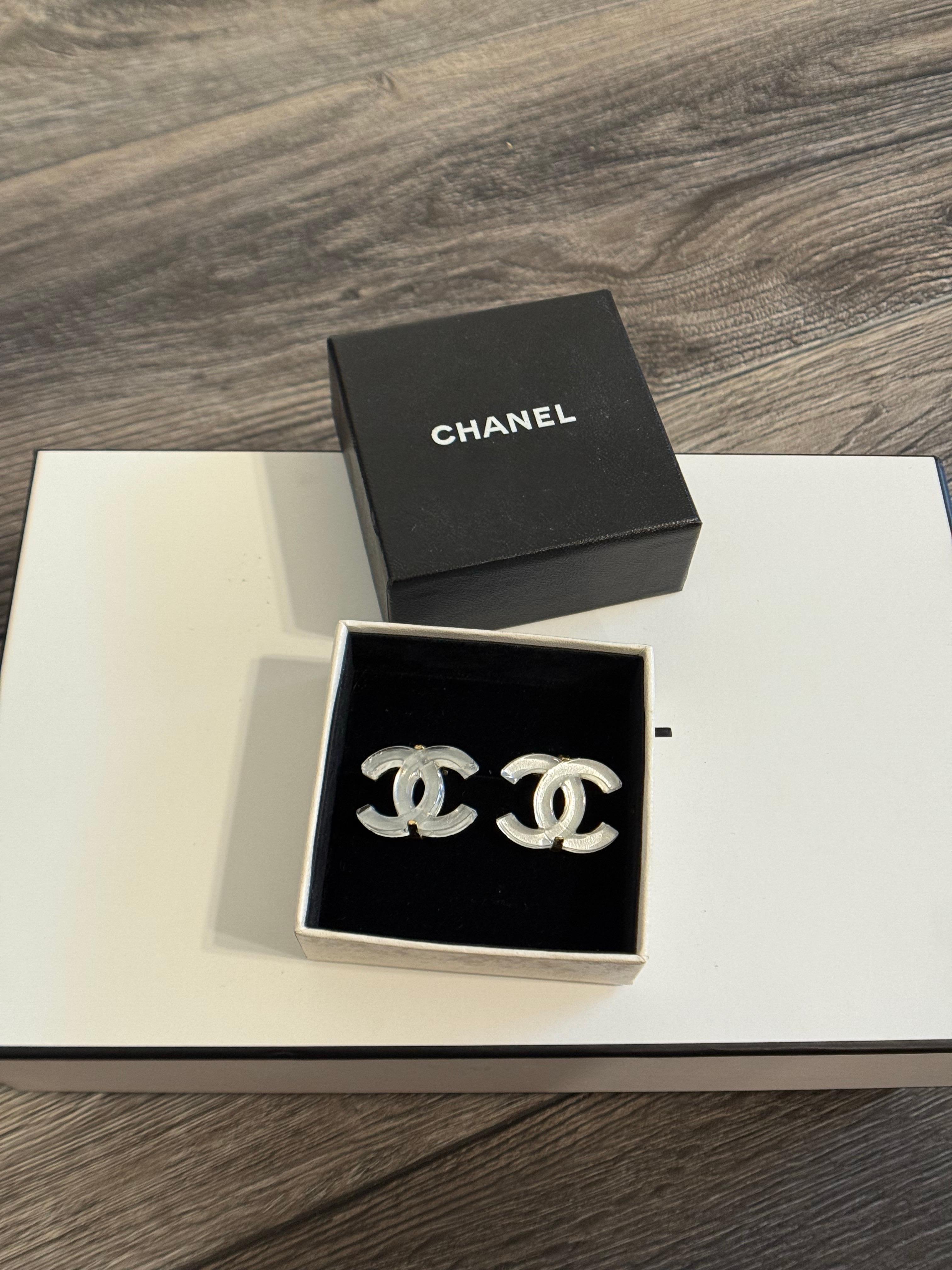 CHANEL Large Gold Acrylic CC Logo Statement Clip On Earrings For Sale 9