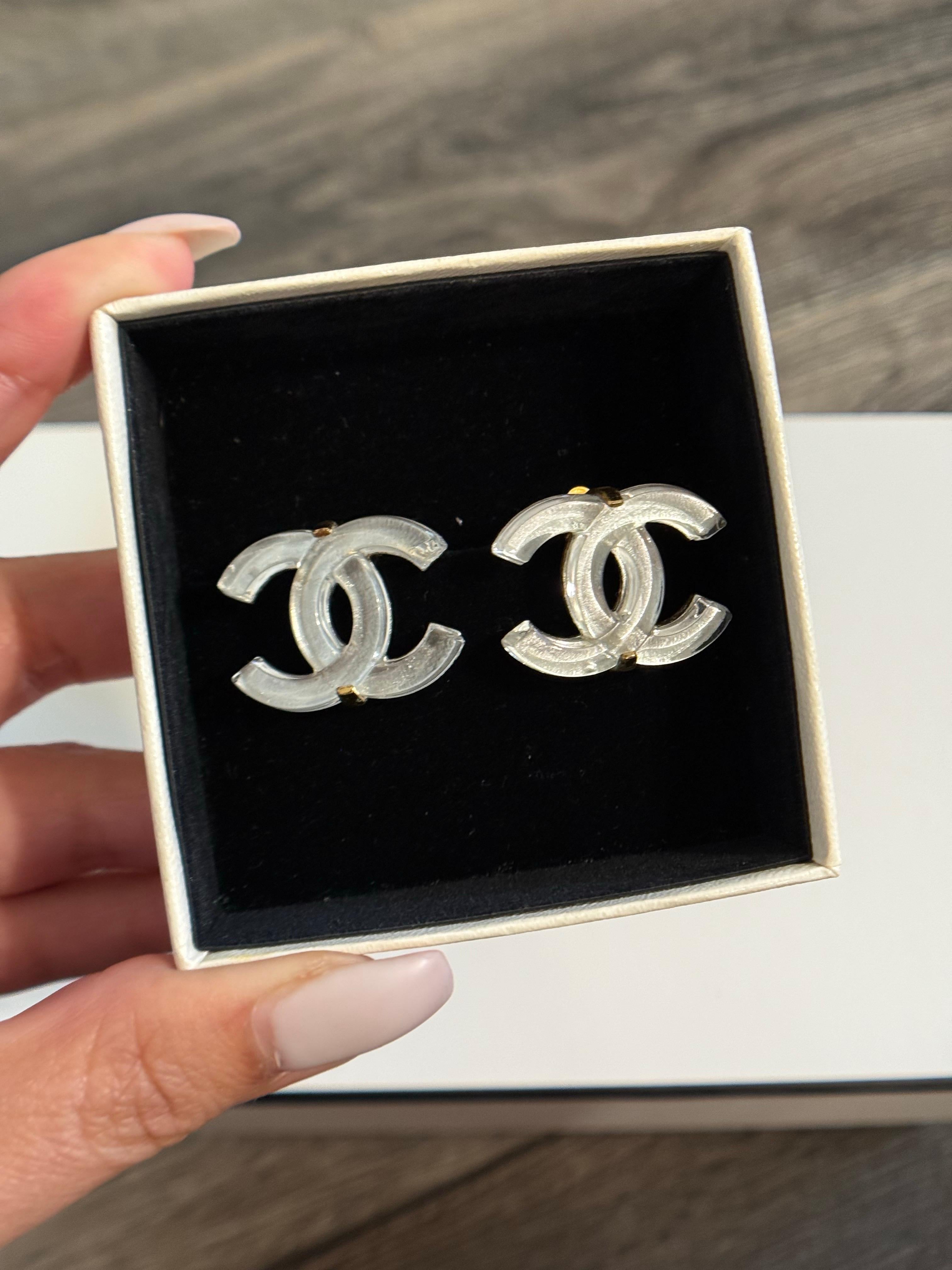 CHANEL Large Gold Acrylic CC Logo Statement Clip On Earrings For Sale 10