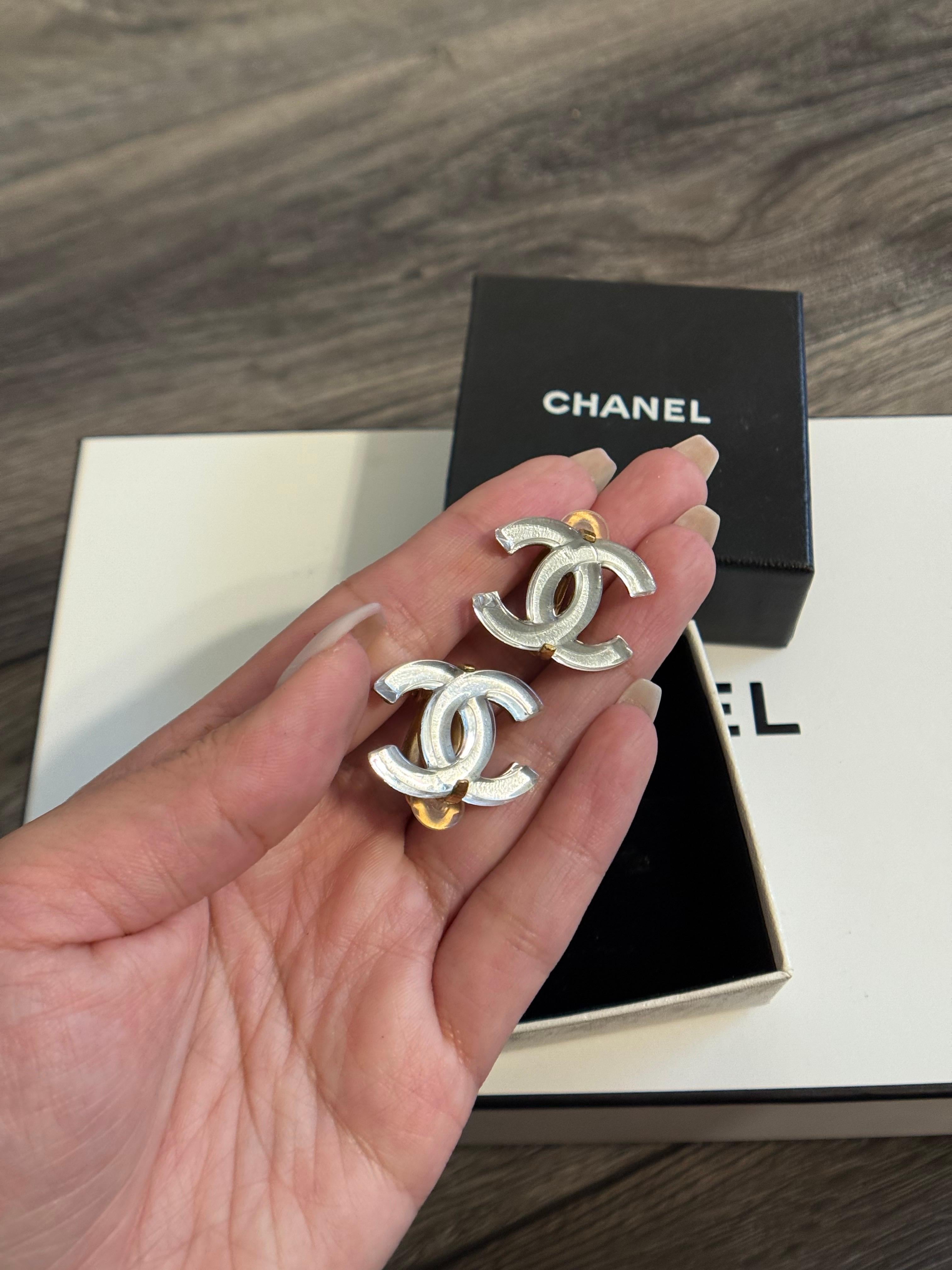 CHANEL Large Gold Acrylic CC Logo Statement Clip On Earrings In Good Condition For Sale In Bellevue, WA