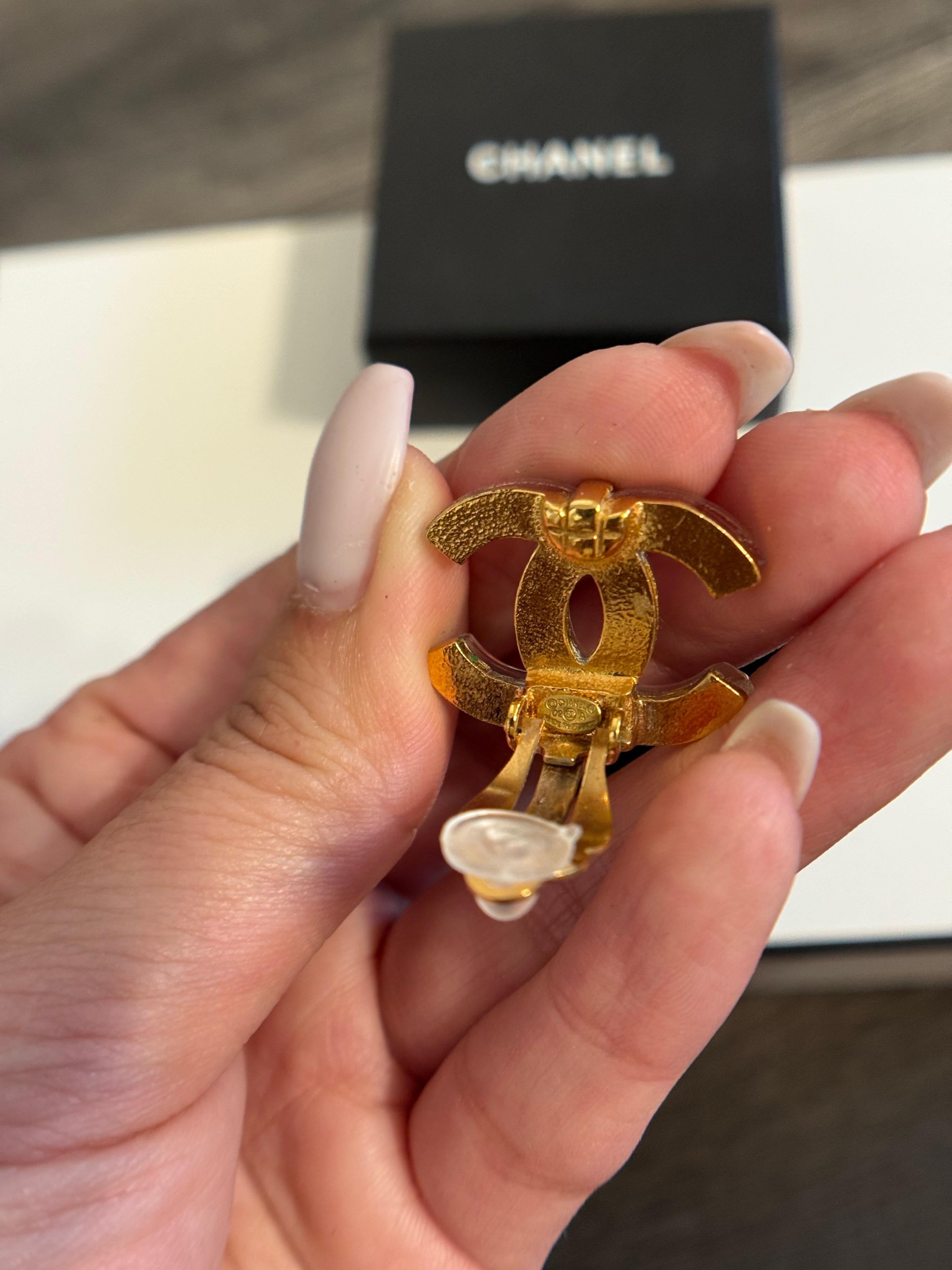 CHANEL Large Gold Acrylic CC Logo Statement Clip On Earrings For Sale 4