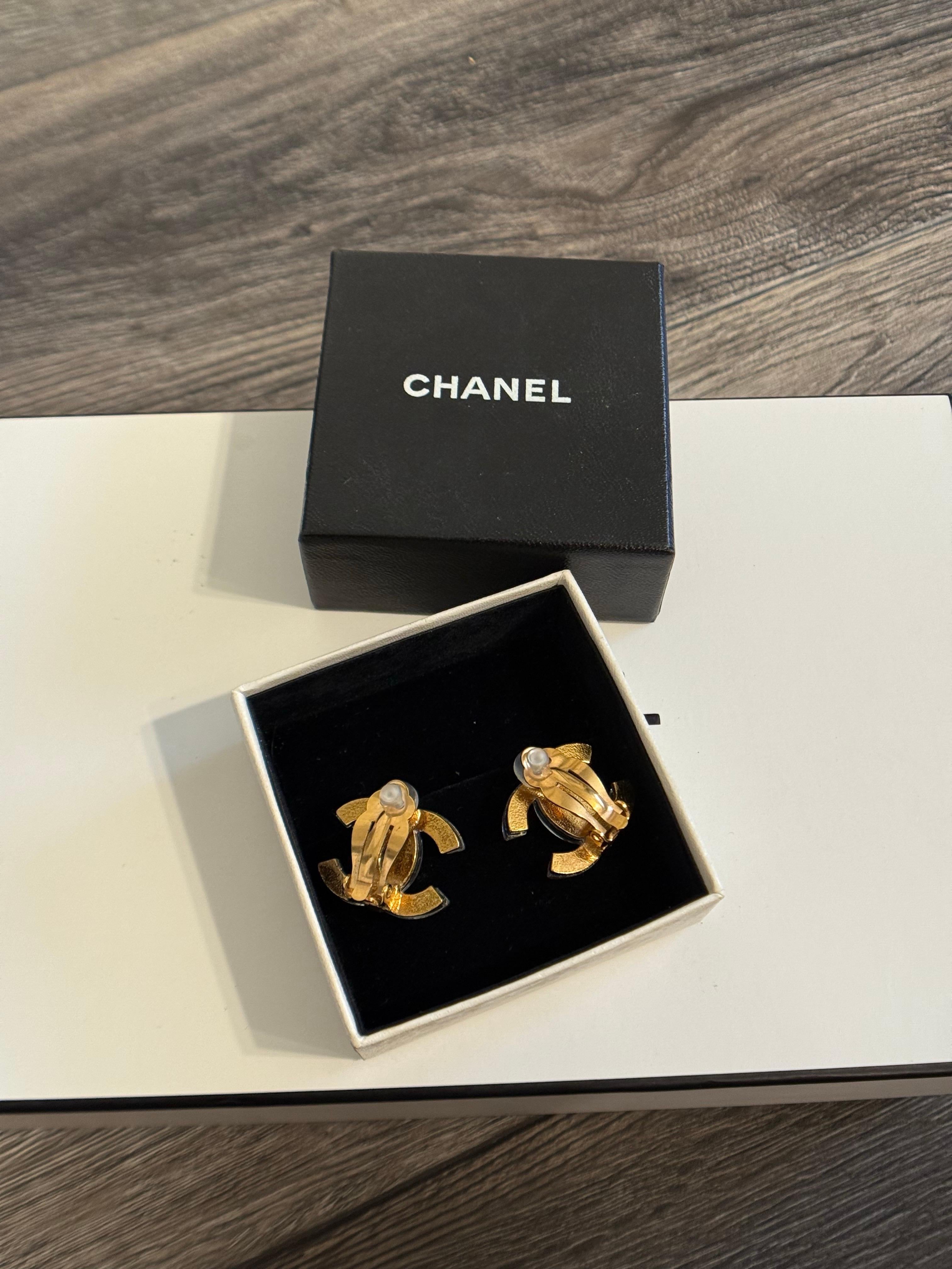 CHANEL Large Gold Acrylic CC Logo Statement Clip On Earrings For Sale 5