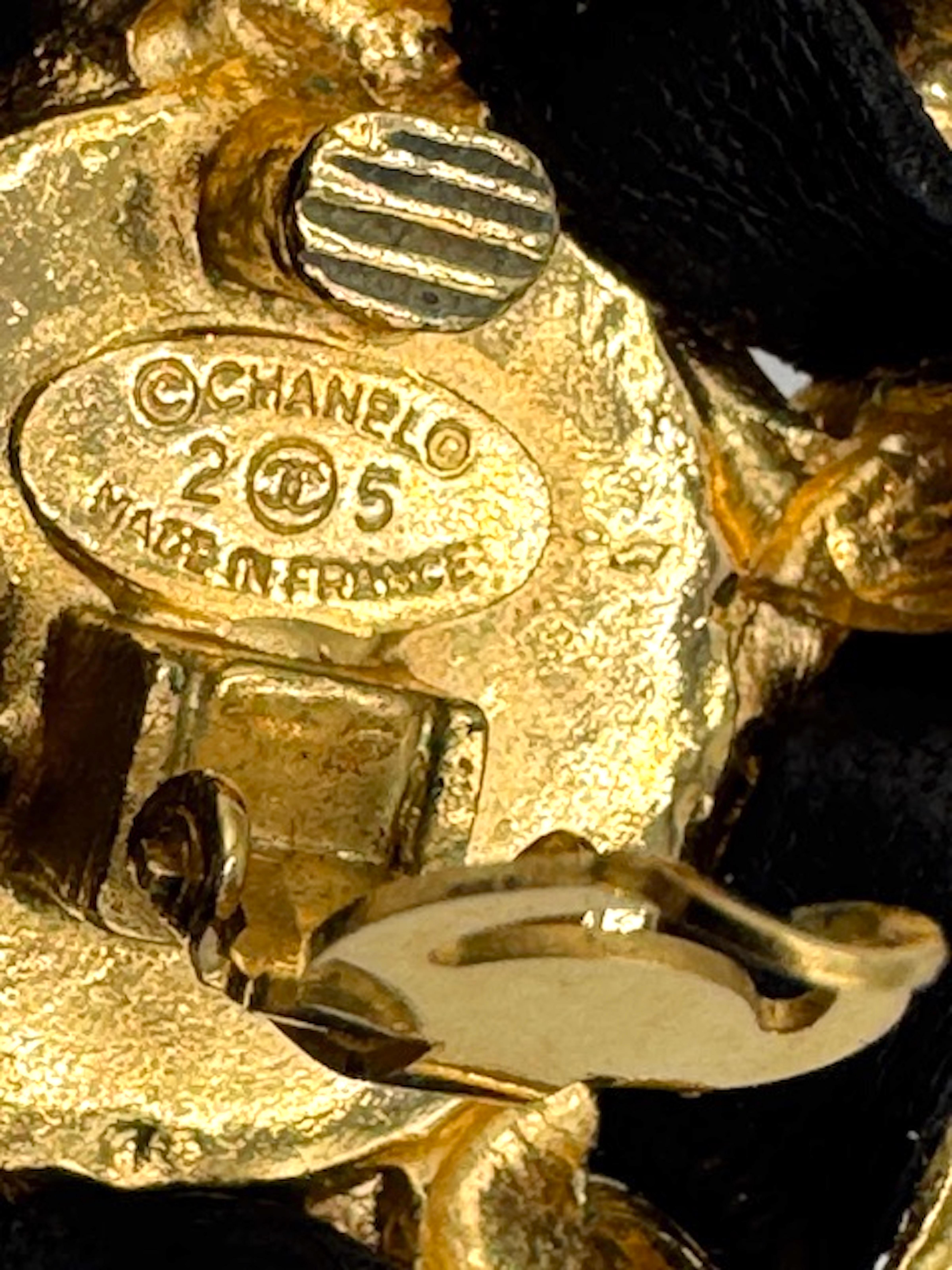 CHANEL Pendientes grandes de botón de oro, cuero negro y perlas de oro de 1986 en venta 5