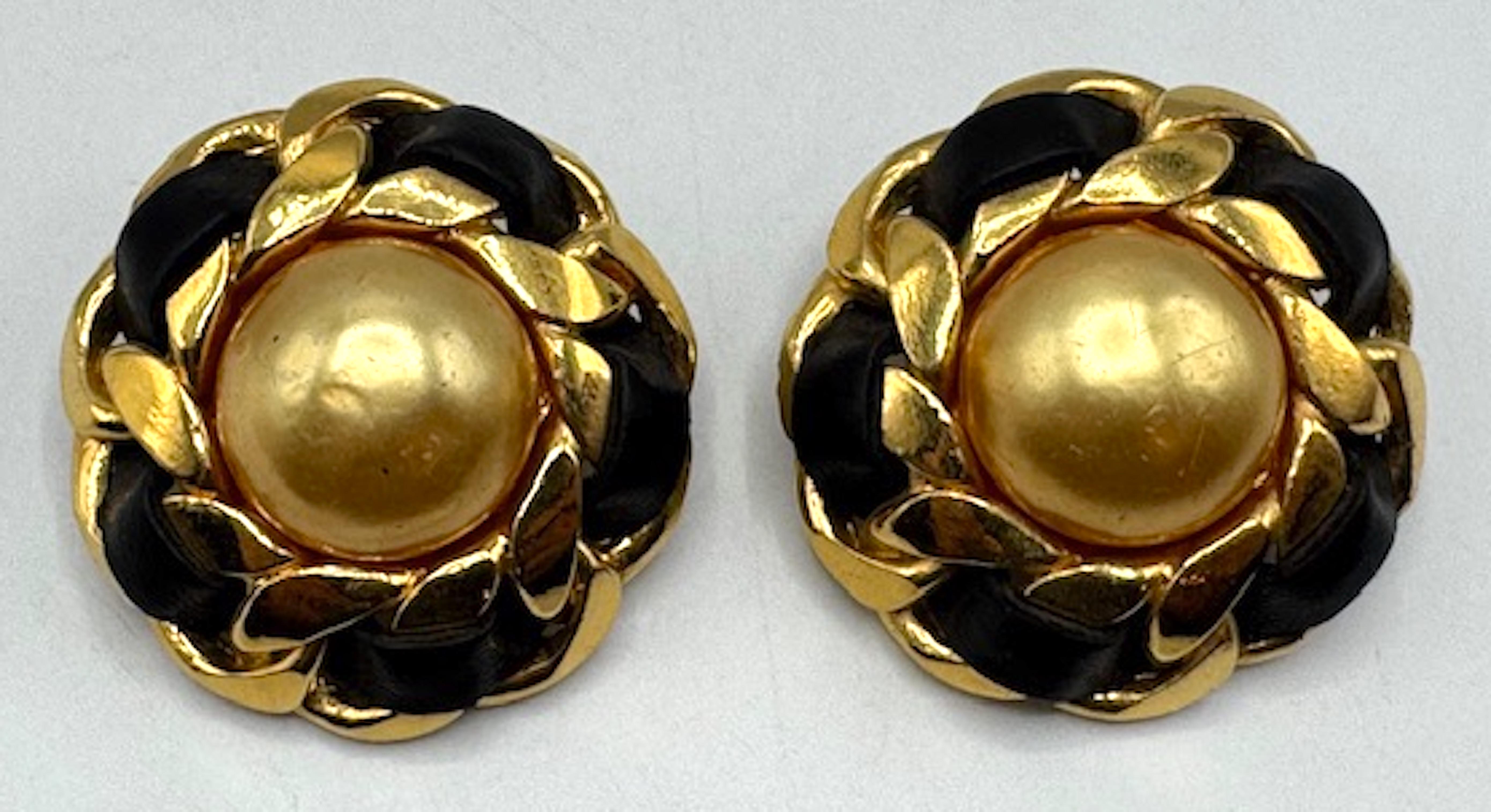 Un ejemplo clásico de pendientes Chanel en su estilo característico de los años 80. Pertenecen a la colección de la temporada 25 de 1986 y reflejan el estilo del bolso estilo bandolera acolchado con cadena de oro tejida en piel característico de