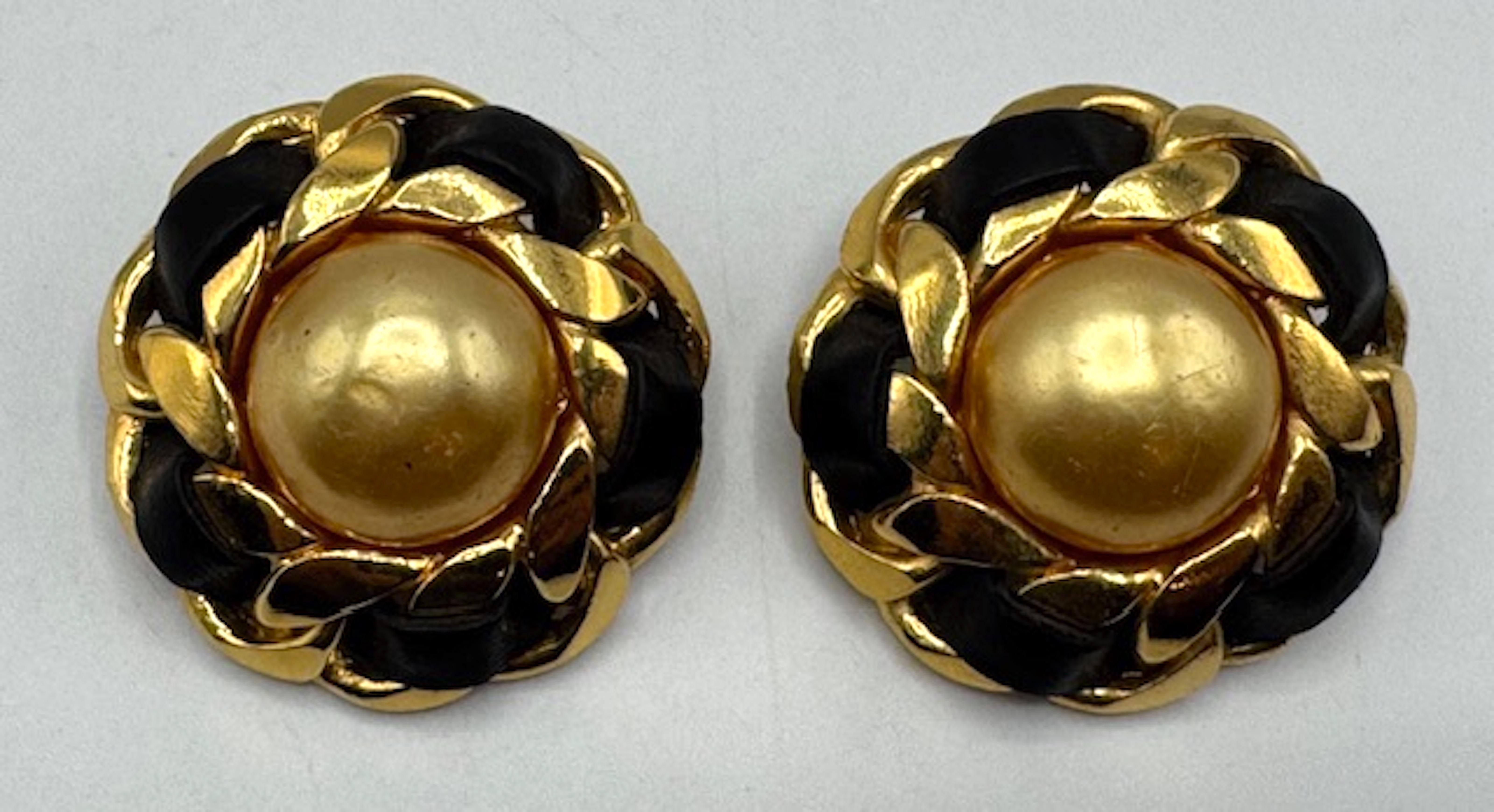 CHANEL Pendientes grandes de botón de oro, cuero negro y perlas de oro de 1986 Corte de bola en venta
