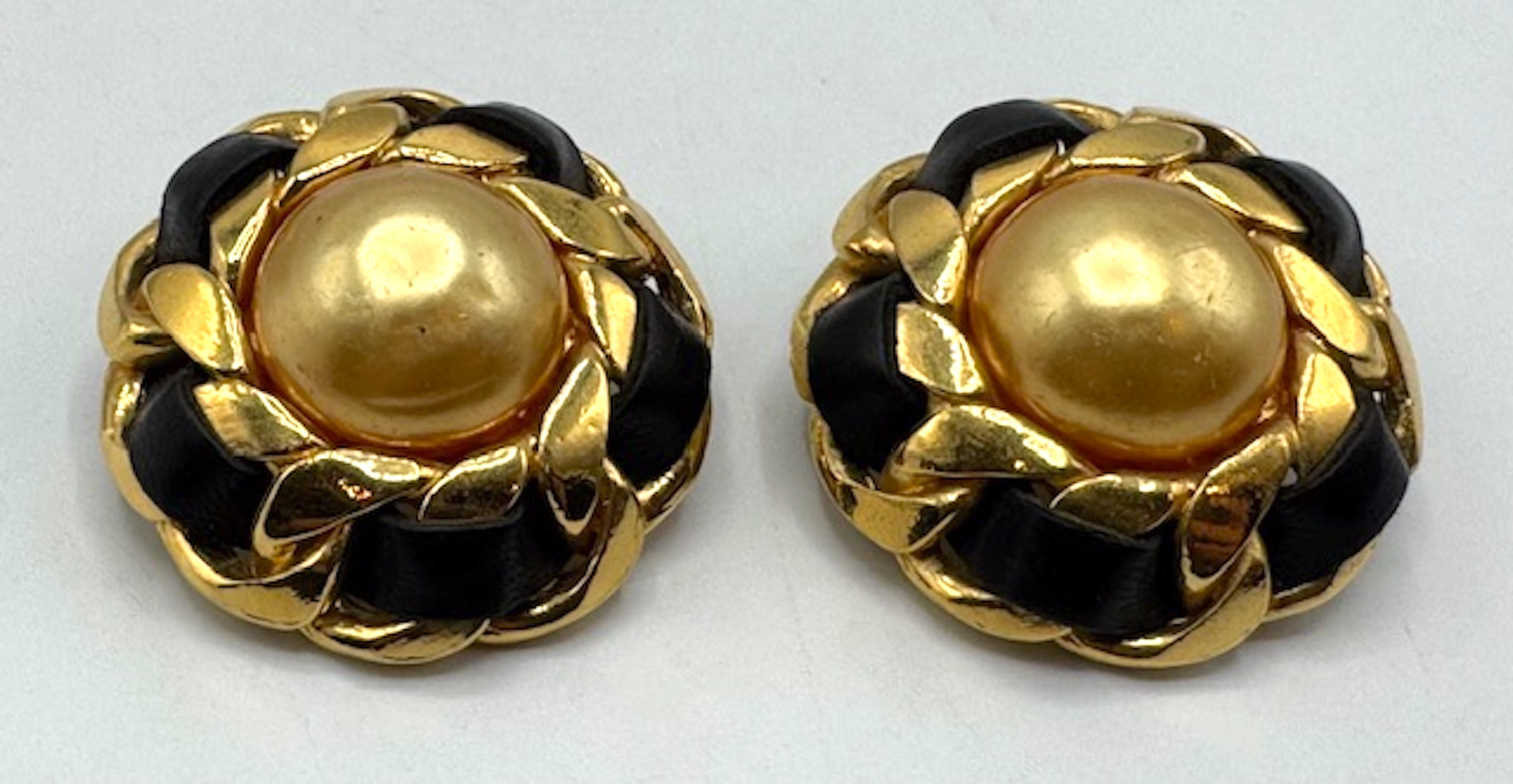 CHANEL Pendientes grandes de botón de oro, cuero negro y perlas de oro de 1986 en Bueno estado para la venta en New York, NY