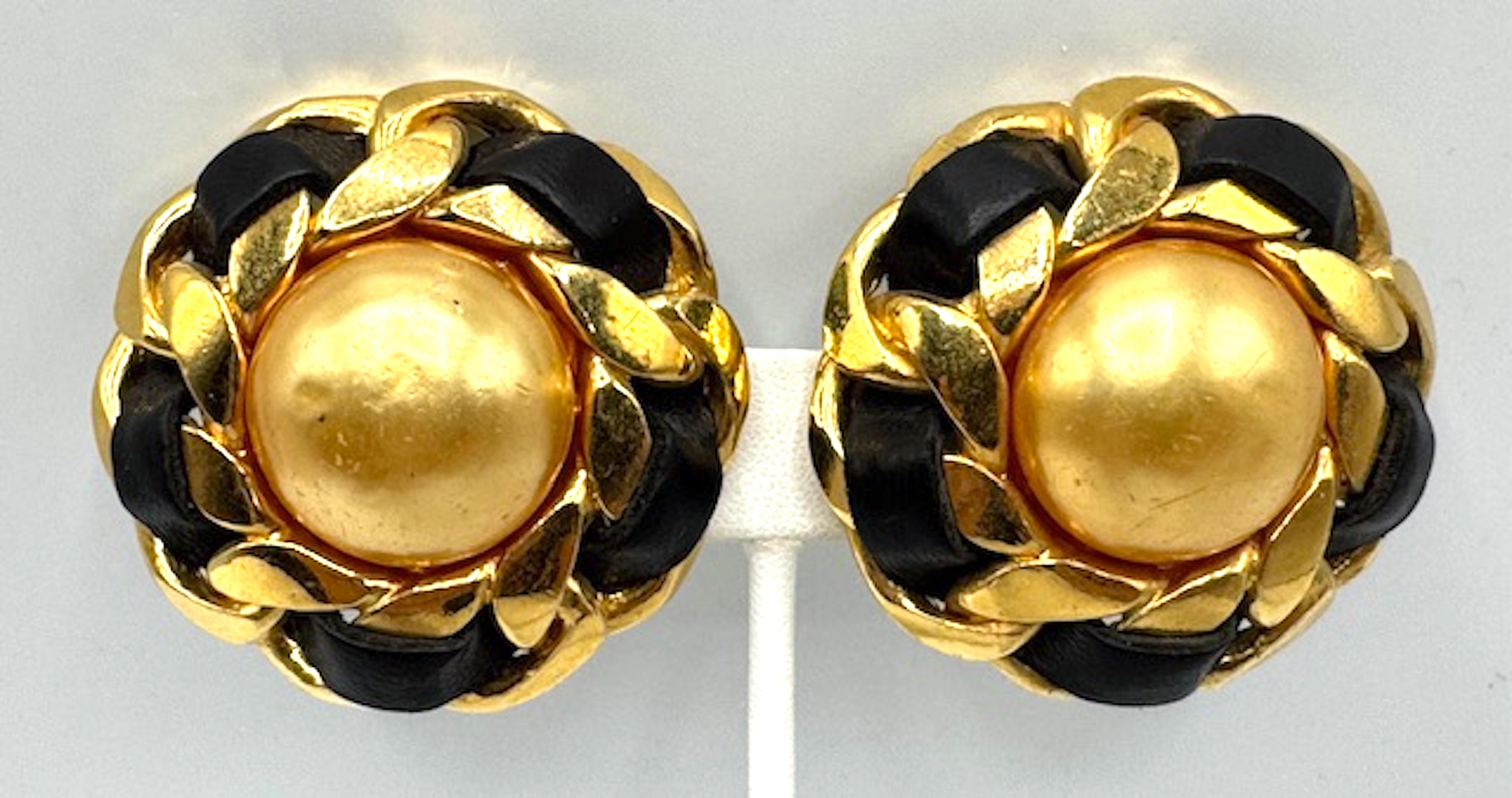 De las mujeres CHANEL Pendientes grandes de botón de oro, cuero negro y perlas de oro de 1986 en venta
