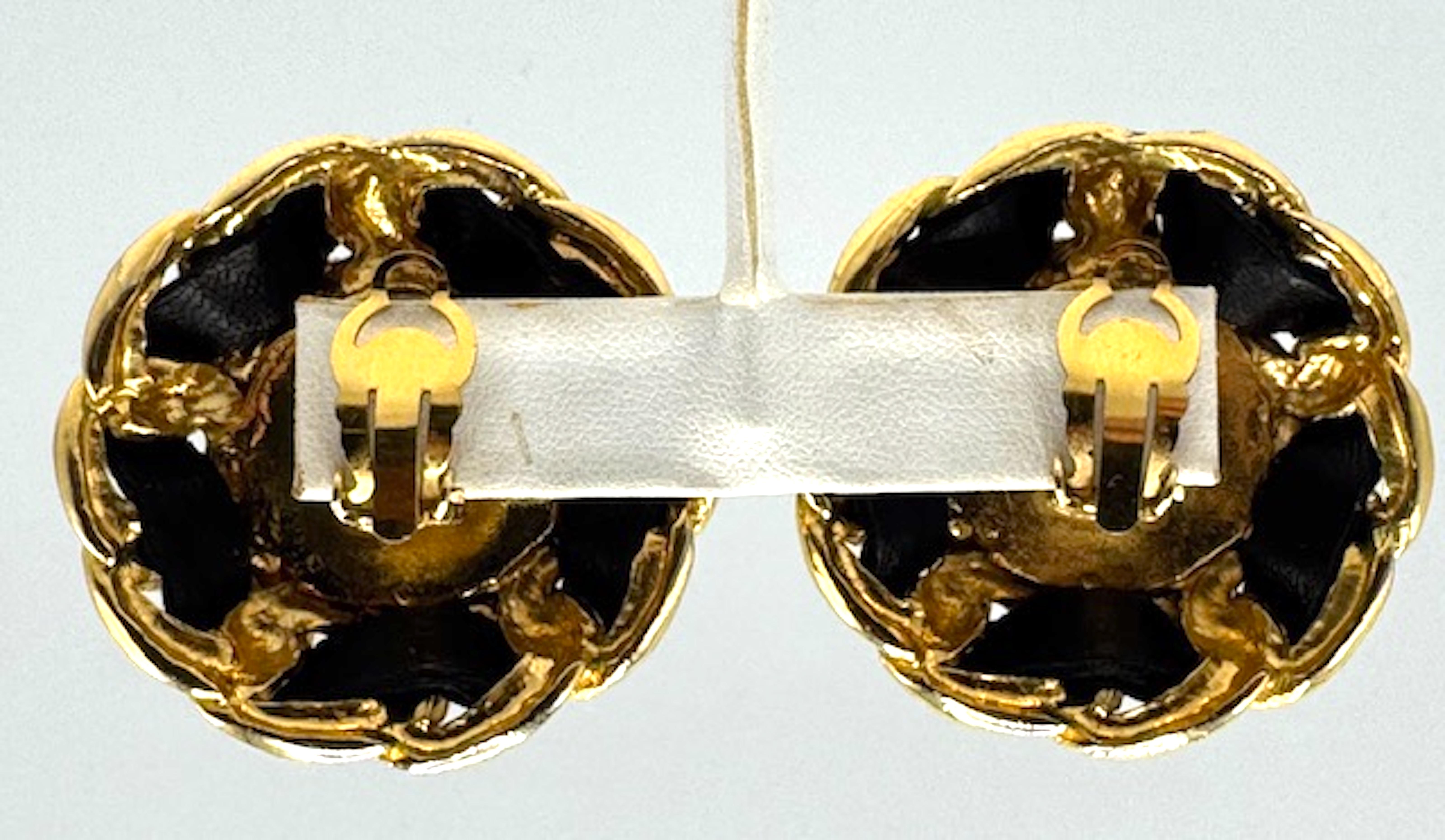 CHANEL Pendientes grandes de botón de oro, cuero negro y perlas de oro de 1986 en venta 1