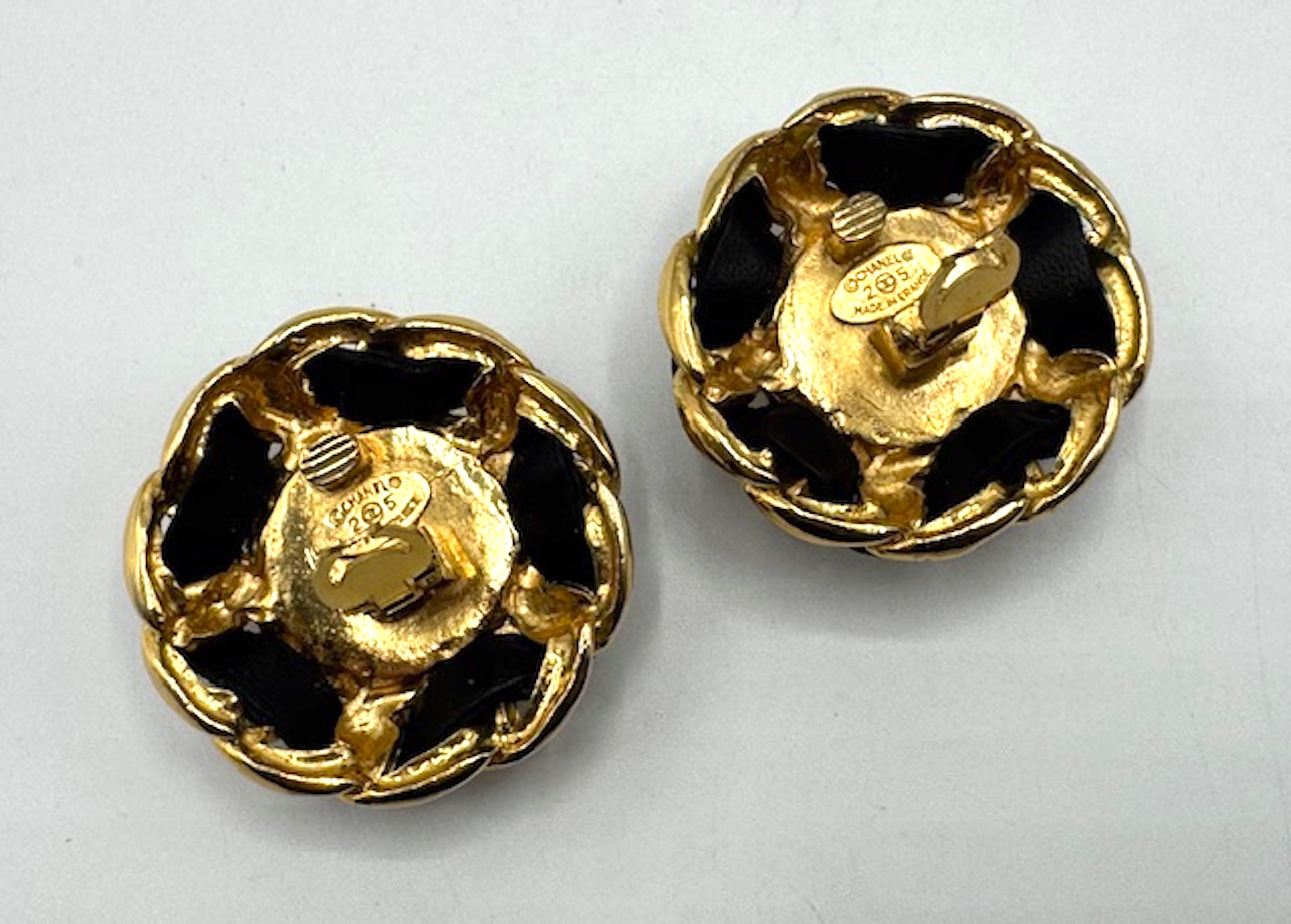 CHANEL Pendientes grandes de botón de oro, cuero negro y perlas de oro de 1986 en venta 2