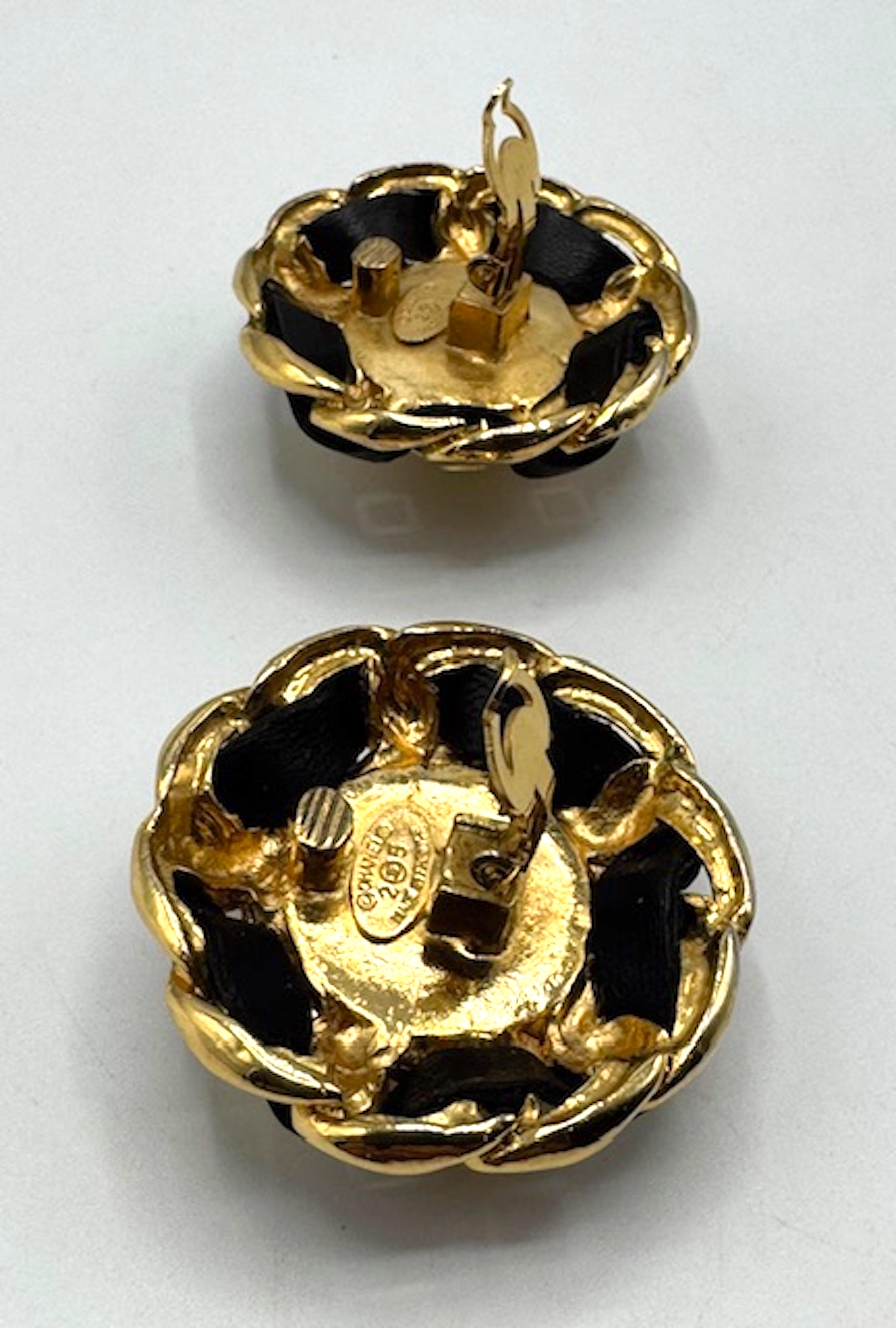 CHANEL Pendientes grandes de botón de oro, cuero negro y perlas de oro de 1986 en venta 3
