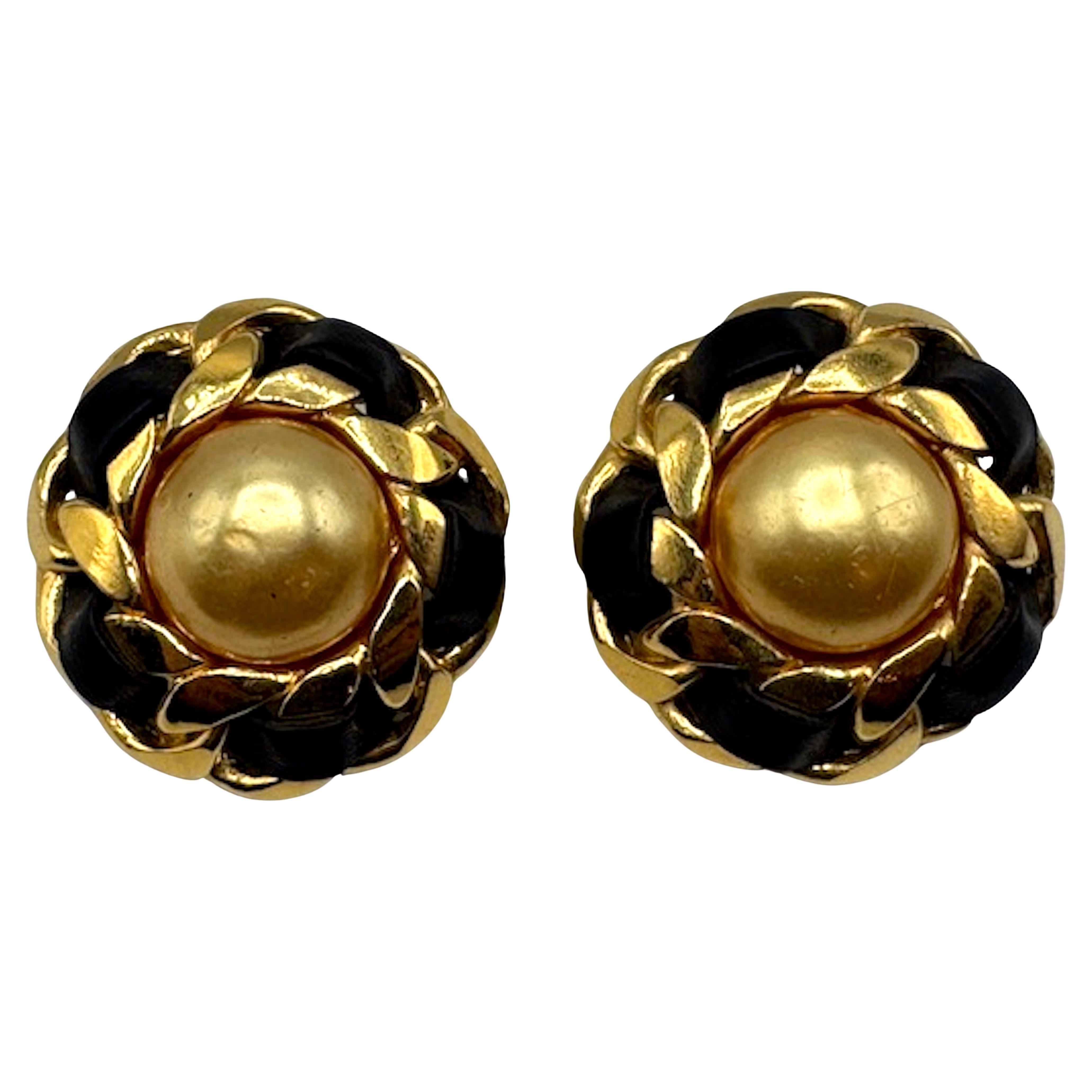 CHANEL Pendientes grandes de botón de oro, cuero negro y perlas de oro de 1986 en venta